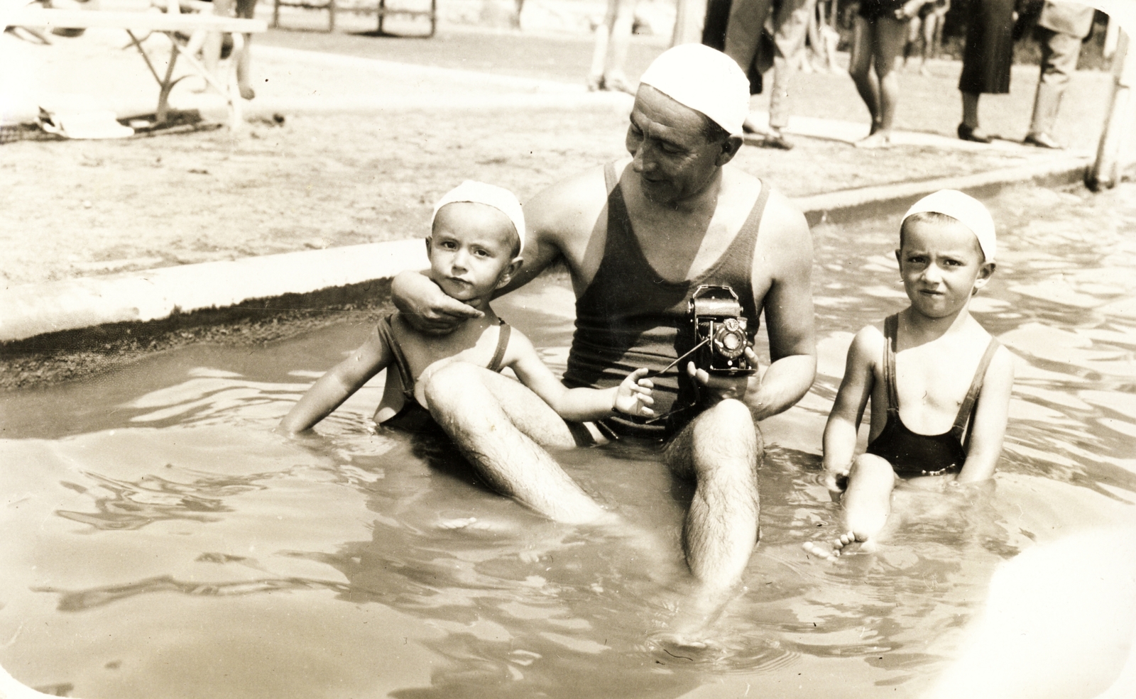 Magyarország, Miskolc,Miskolctapolca, (Görömbölytapolca), Strandfürdő., 1933, Zsilinszky Sándor, család, fényképezőgép, fürdősapka, fotózás, medence, Fortepan #58703