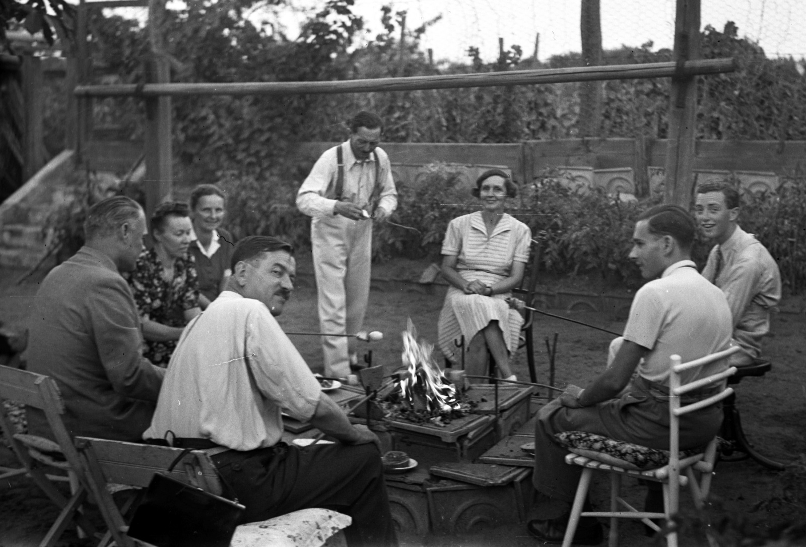 1938, Zsanda Zsolt, yard, genre painting, bacon roasting, companionship, outdoor chair, looking back, Fortepan #58720