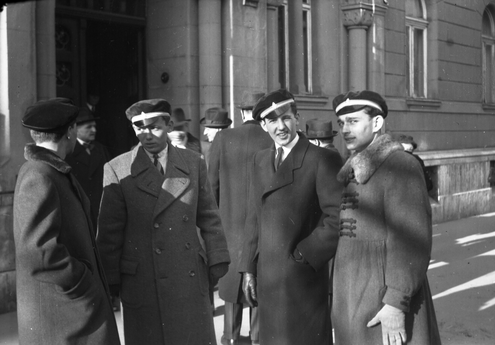 Hungary, Budapest XI., Bartók Béla (Horthy Miklós) út 17-19. Szent Imre Kollégium (később BME Baross Gábor Kollégium)., 1938, Zsanda Zsolt, sunshine, tableau, Bocskai coat, Budapest, Fortepan #58725