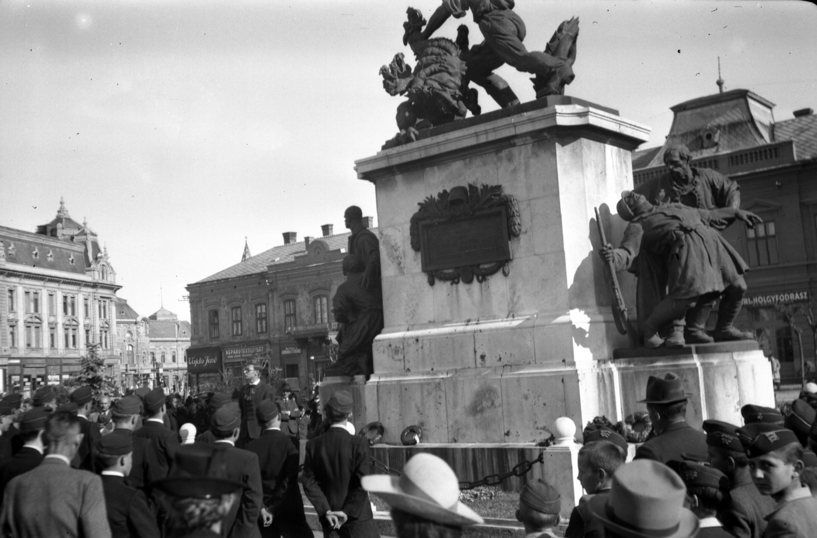 Hungary, Nyíregyháza, Hősök tere (Bessenyei tér), Hősök szobra (Kisfaludi Strobl Zsigmond, 1928.)., 1938, Zsanda Zsolt, hat, sculpture, monument, street view, festive, audience, dragon portrayal, Fortepan #58728