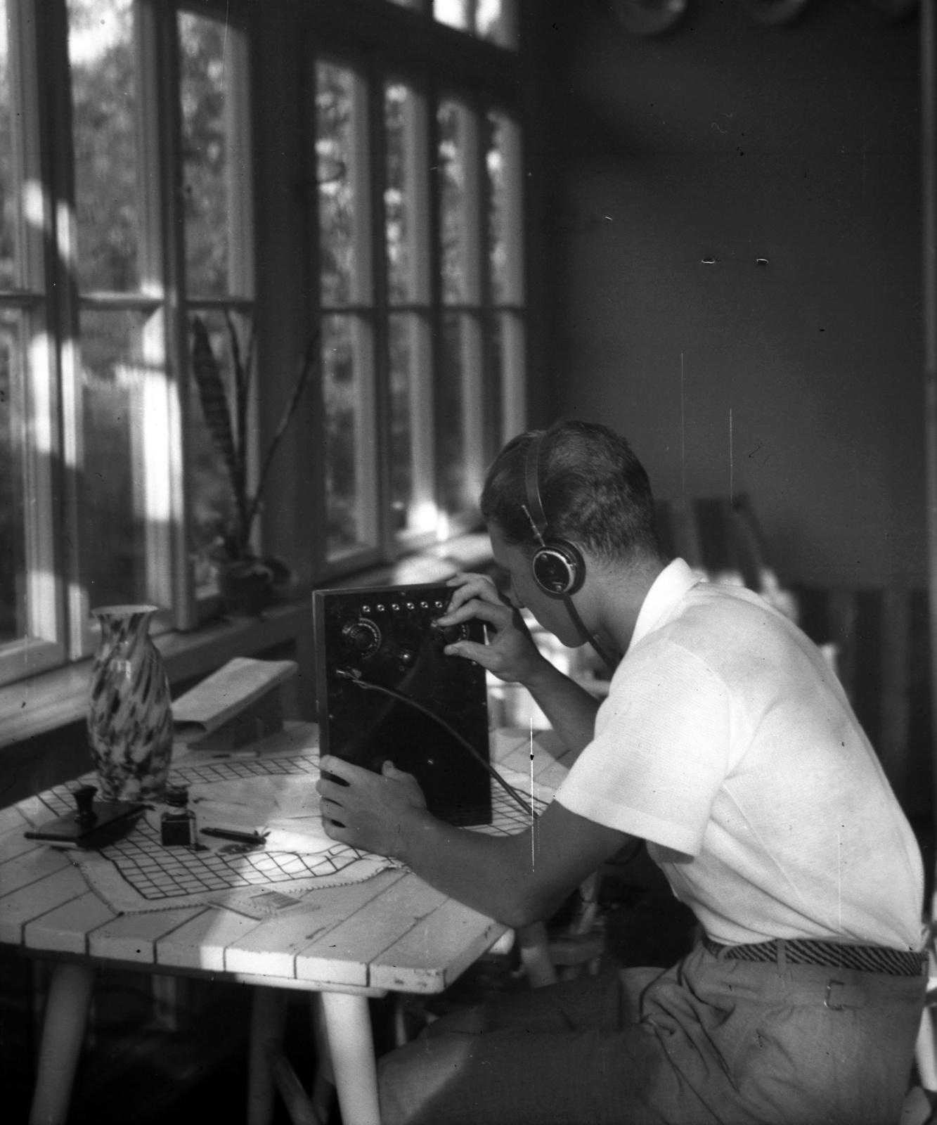 1938, Zsanda Zsolt, fountain pen, radio, ink bottle, interior, table, headset, blotter, vase, ham radio, Fortepan #58730