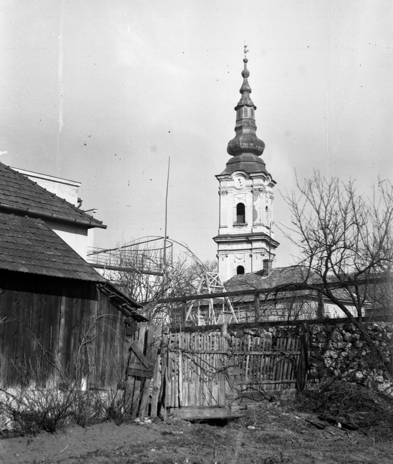 Slovakia, Plešivec, harangtorony a református templom mellett., 1938, Zsanda Zsolt, Czechoslovakia, yard, lath fence, Fortepan #58731