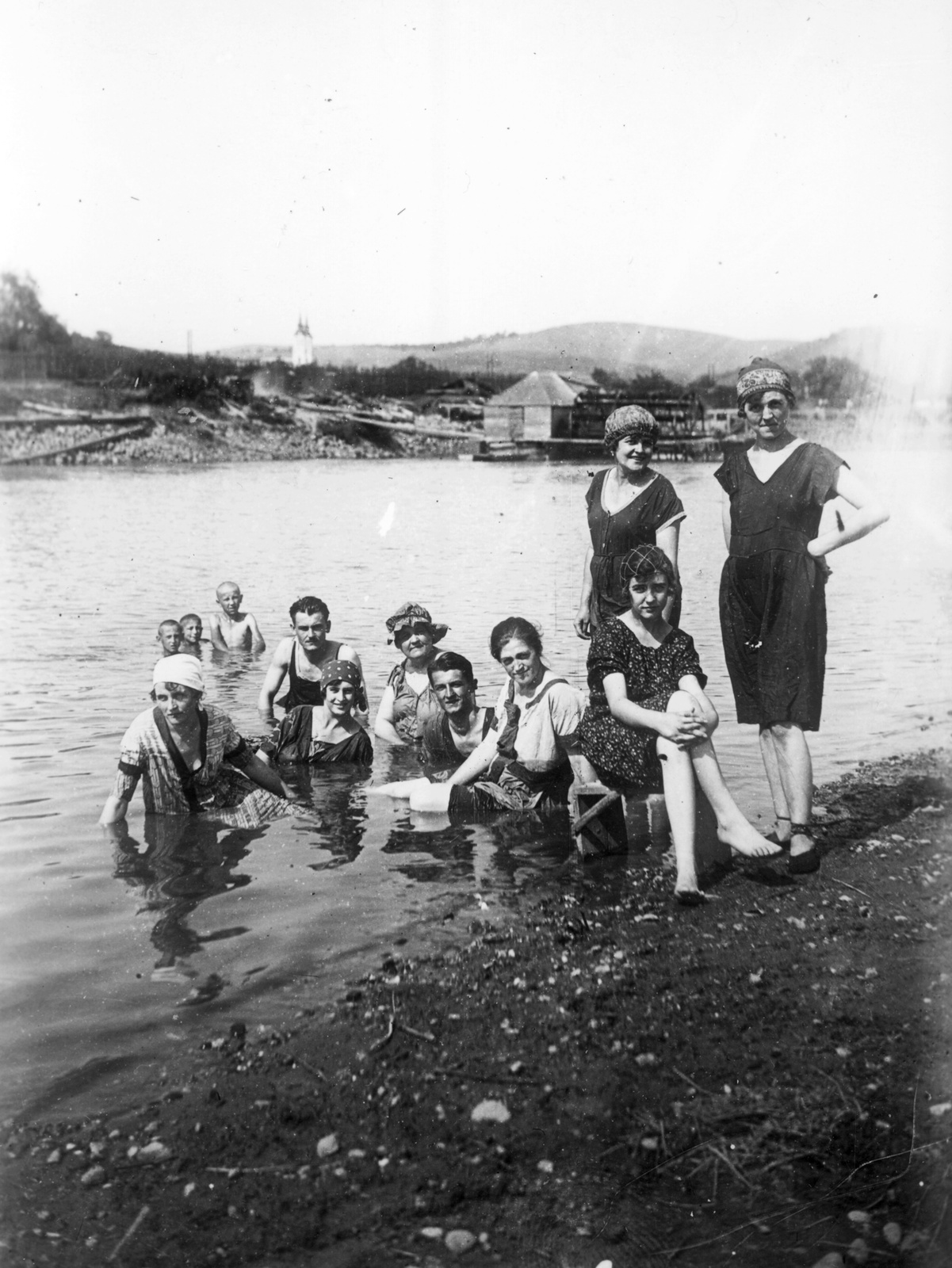 Romania,Transylvania, Lippa, Maros folyó, a túlparton Máriaradna település., 1922, Veszprém Megyei Levéltár/Nemere Péter, bathing suit, tableau, ship mill, akimbo, sitting with hands on knees, Fortepan #58808
