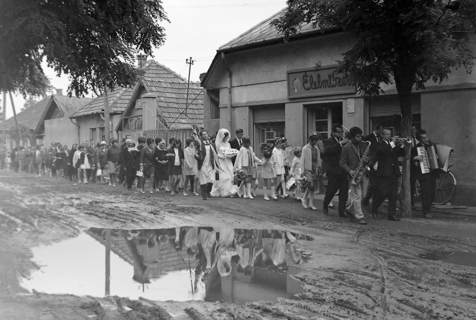 1968, Fortepan, music, reflection, wedding ceremony, village, tableau, puddle, dirt road, accordion, Fortepan #5884