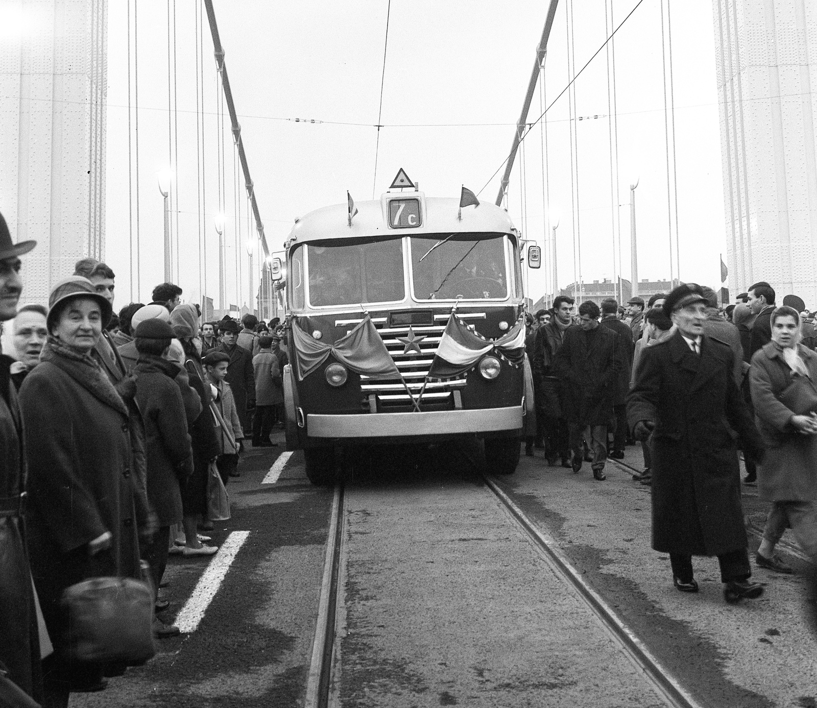 Magyarország, Budapest I., Erzsébet híd budai hídfő, az első áthaladó 7c jelzésű autóbusz a híd avatásakor., 1964, Nagy Gyula, híd, autóbusz, zászló, magyar gyártmány, Ikarus-márka, Ikarus 60, Budapest, függőhíd, Ikarus ITC 600, Duna-híd, Sávoly Pál-terv, Fortepan #58840