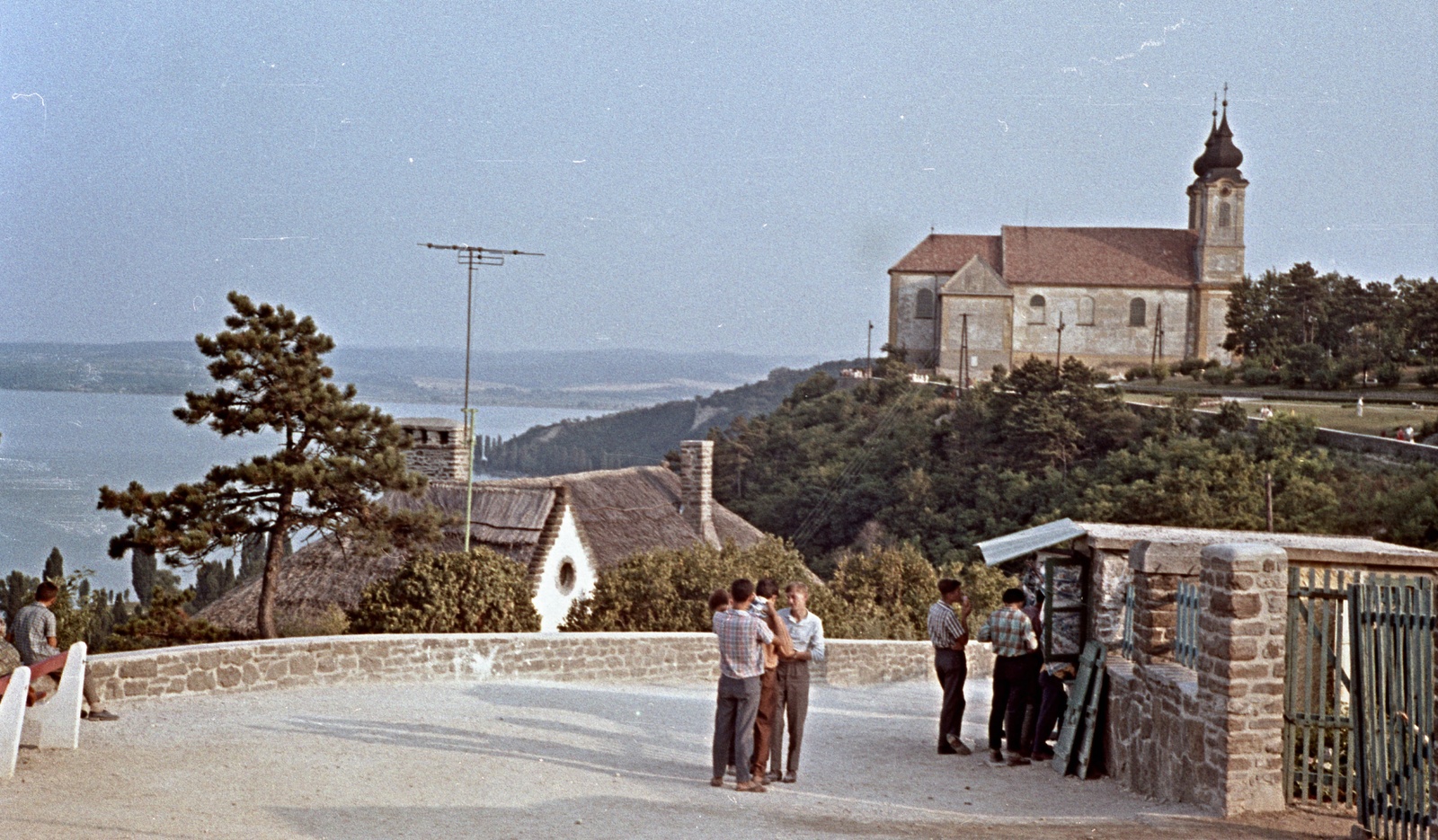 Magyarország,Balaton, Tihany, Pisky sétány, szemben az apátság., 1963, Herbály István, Fortepan #58853