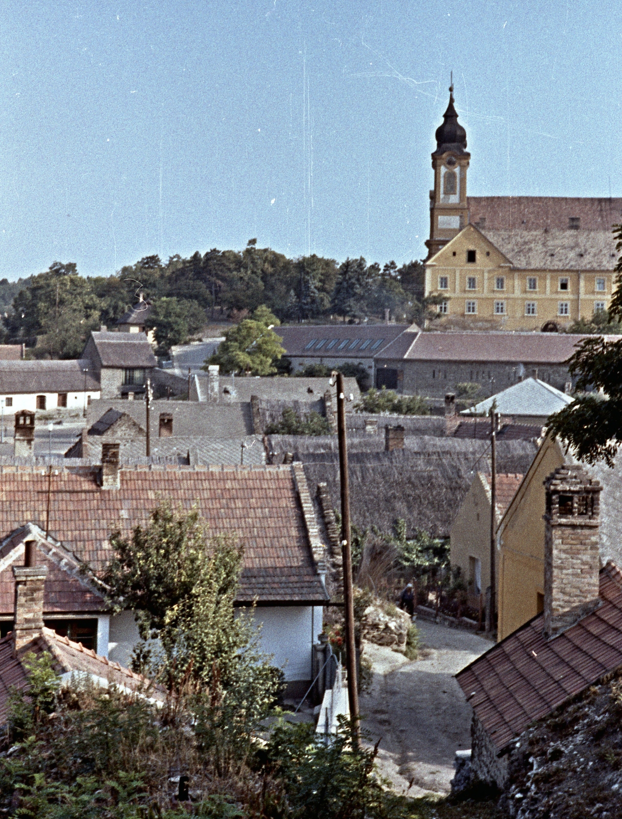 Magyarország,Balaton, Tihany, Petőfi Sándor utca, háttérben az apátság., 1963, Herbály István, színes, Fortepan #58869