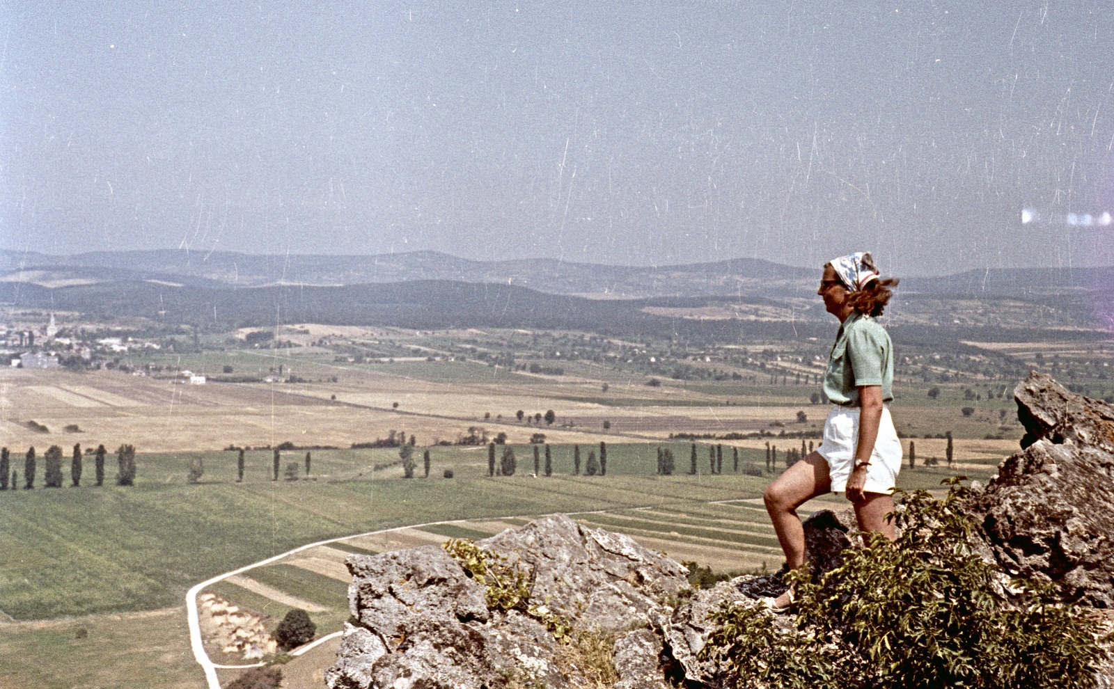 Magyarország,Balaton, Tihanyi-félsziget, kilátás a Sajkod feletti Nyereg-hegyről, balra Aszófő., 1963, Herbály István, színes, látkép, nő, Fortepan #58875