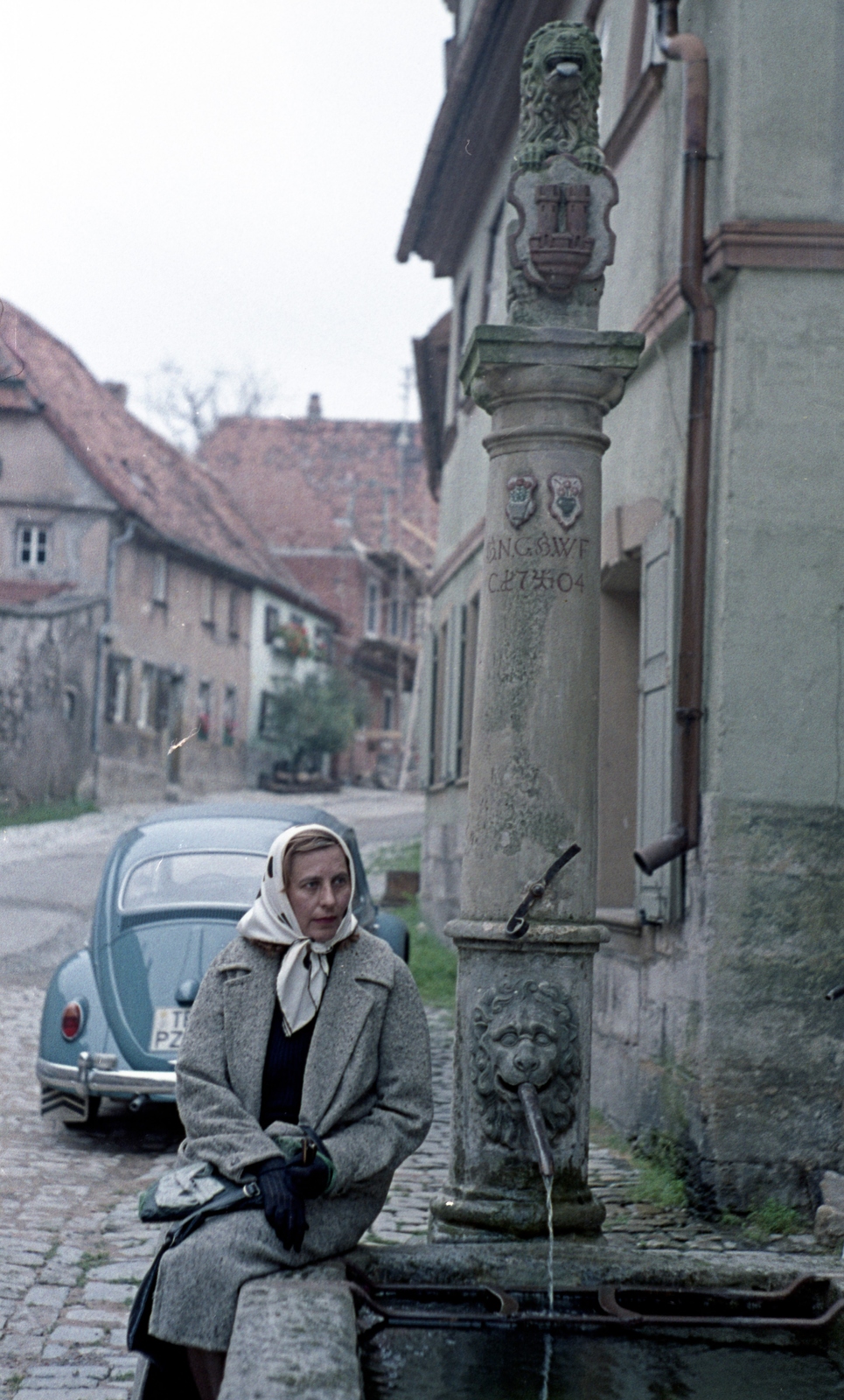 Németország, Rothenburg ob der Tauber, Judengasse - Klingengasse sarok., 1966, Herbály István, színes, vízköpő, címer, díszkút, Fortepan #58916