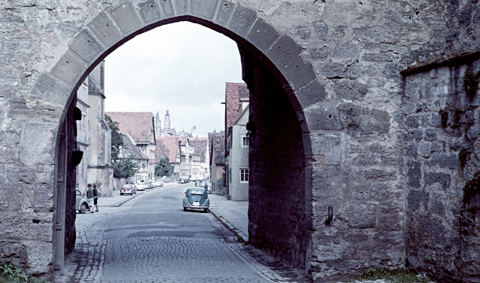 Germany, Rothenburg ob der Tauber, a Spitalgasse a Kórház-kapu (Spitaltor) felől nézve., 1966, Herbály István, Fortepan #58932