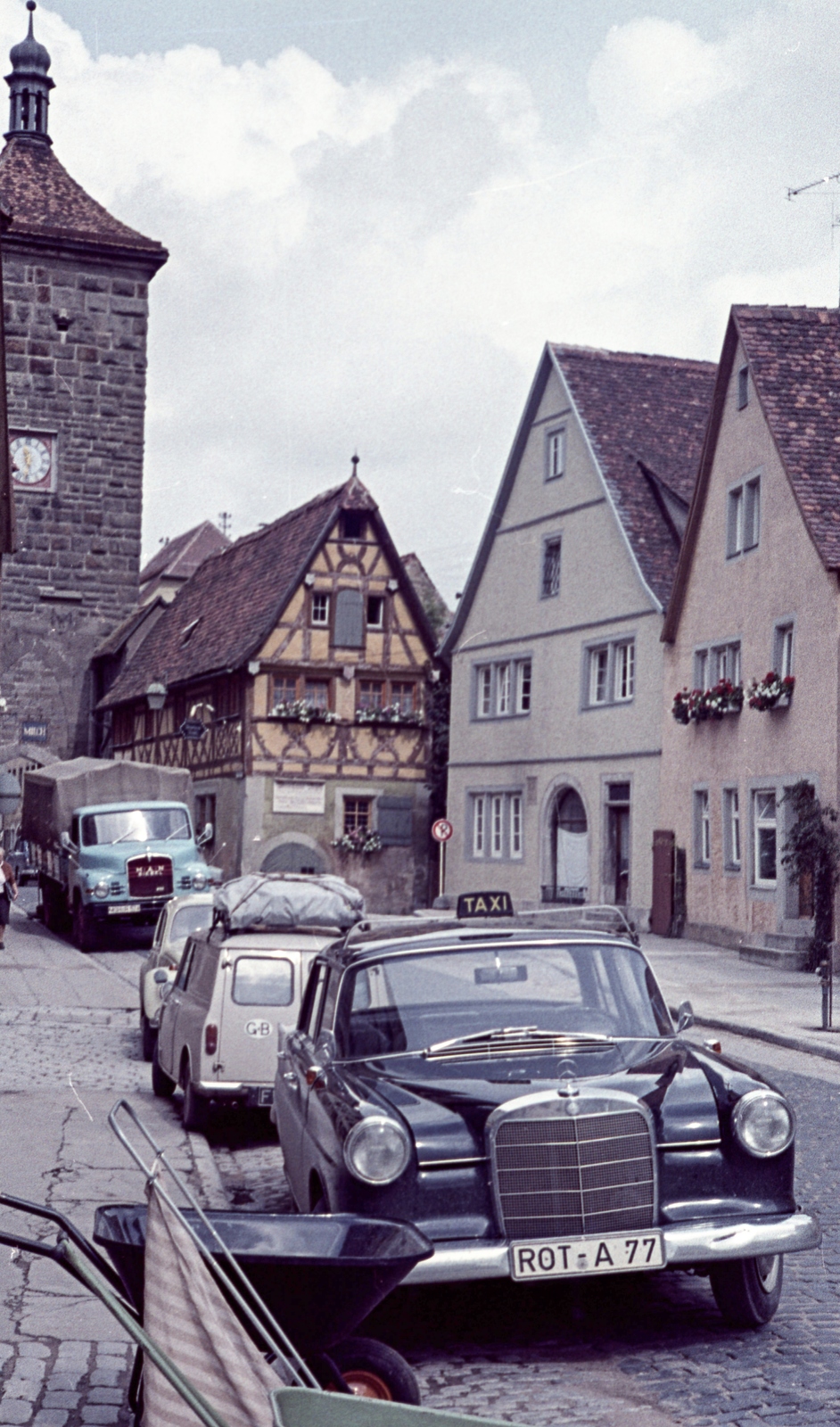 Germany, Rothenburg ob der Tauber, Spitalgasse, háttérben a Siebers-torony., 1966, Herbály István, Mercedes-brand, Fortepan #58935