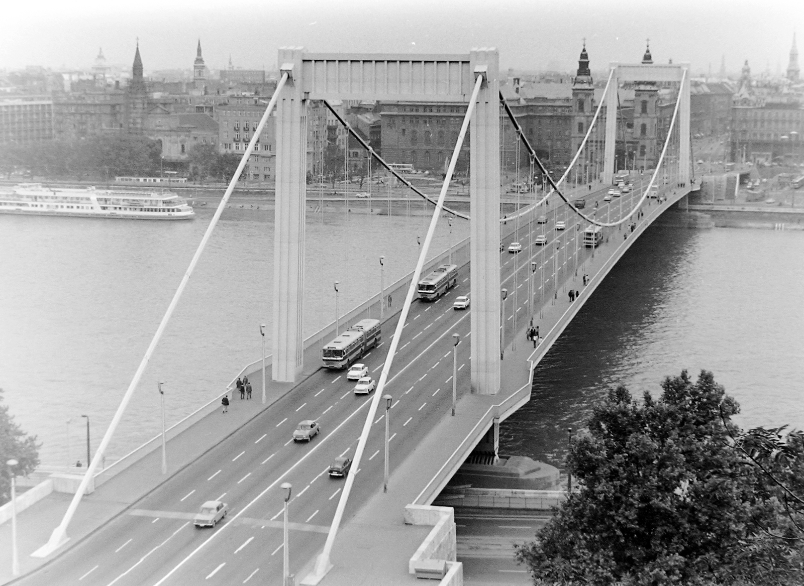 Hungary, Budapest I.,Budapest V., kilátás az Erzsébet híd felé., 1973, Fortepan, ship, bridge, bus, Hungarian brand, Ikarus-brand, picture, automobile, Budapest, Fortepan #5895