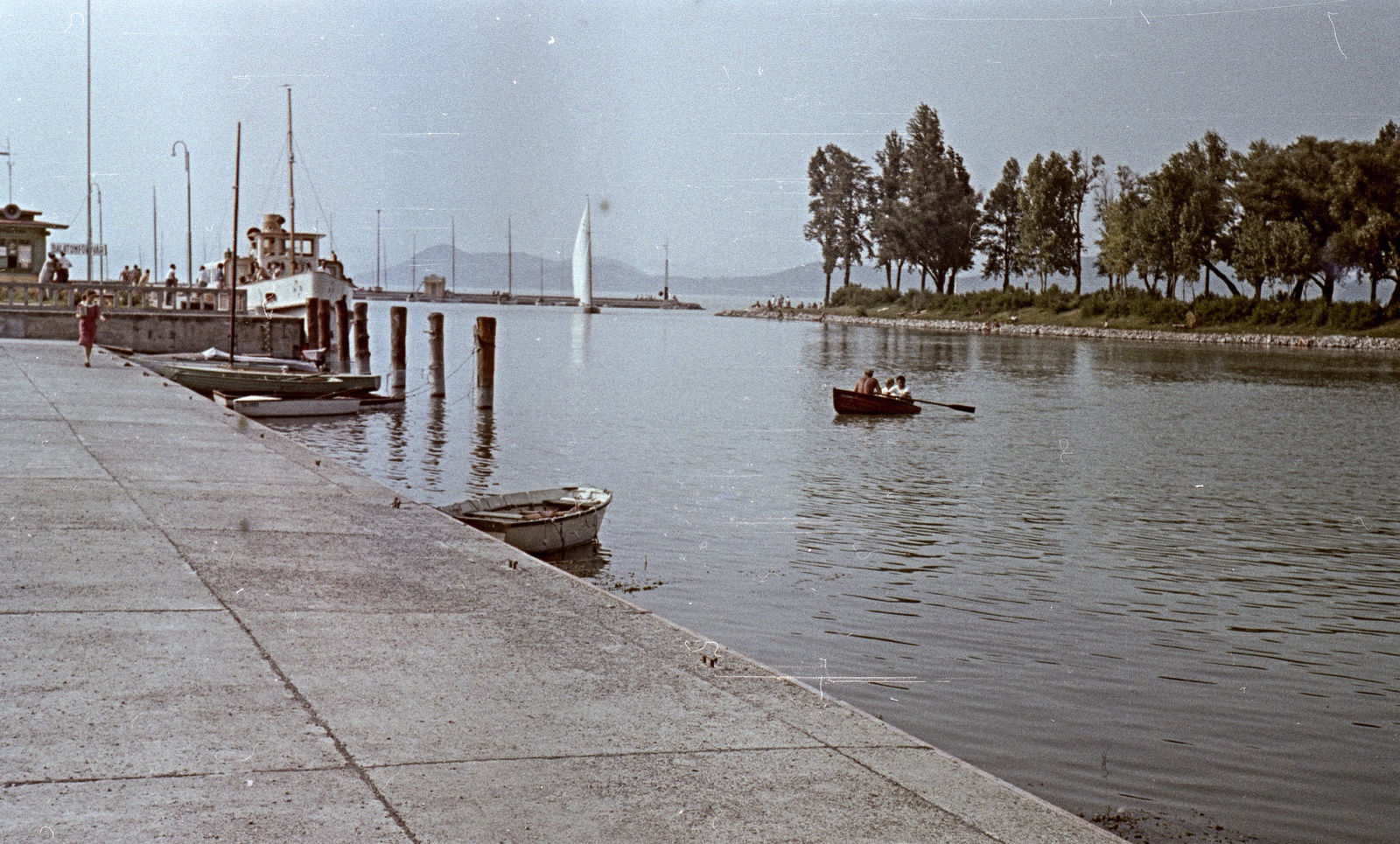 Hungary, Balatonföldvár, hajóállomás, jobbra a Galamb-sziget., 1967, Herbály István, ship, colorful, boat, Lake Balaton, Fortepan #58950