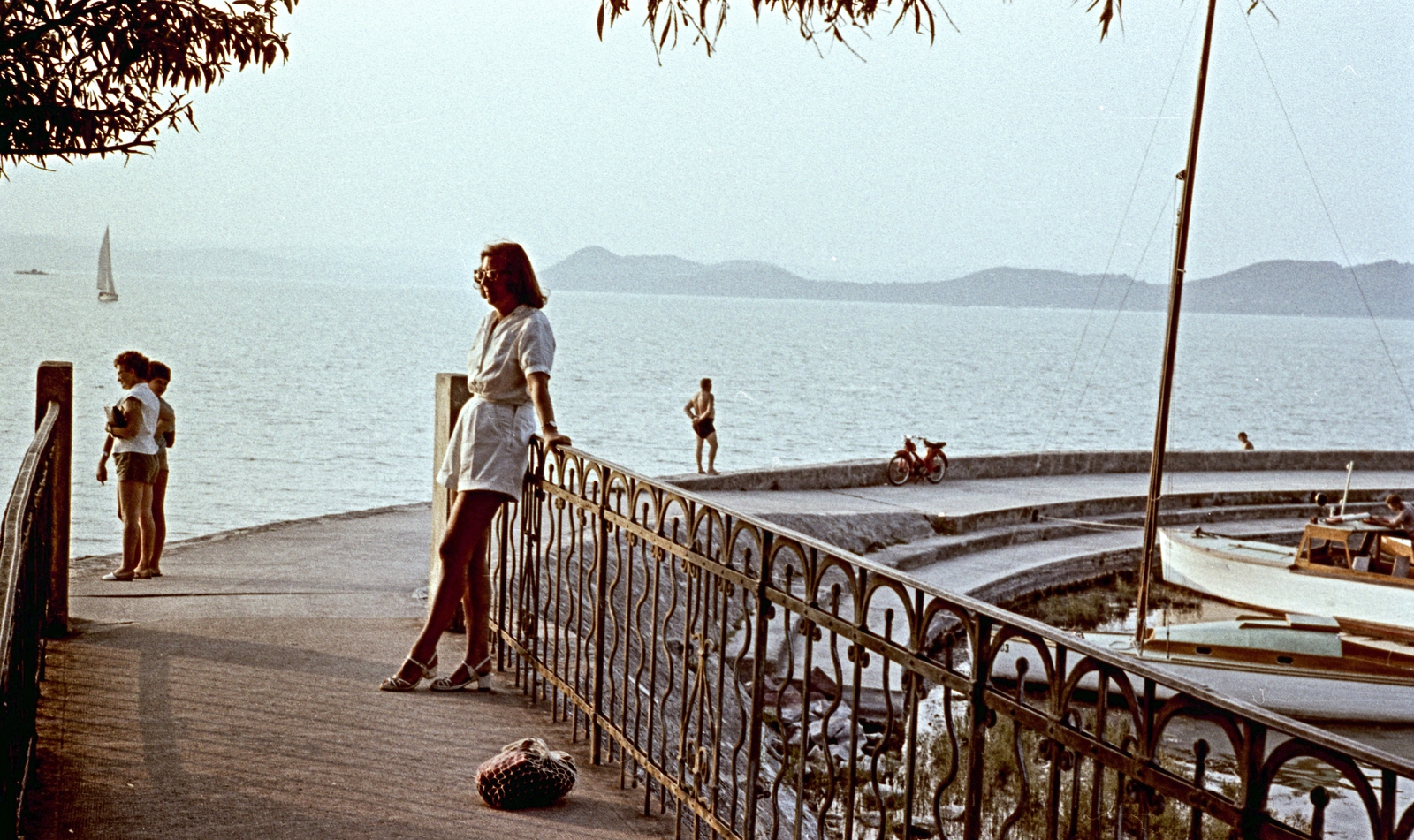 Magyarország, Balatonföldvár, kikötő, vasbeton-szerkezetű műemlék gyalogoshíd a nyugati mólónál., 1967, Herbály István, vitorláshajó, színes, Balaton, Fortepan #58952