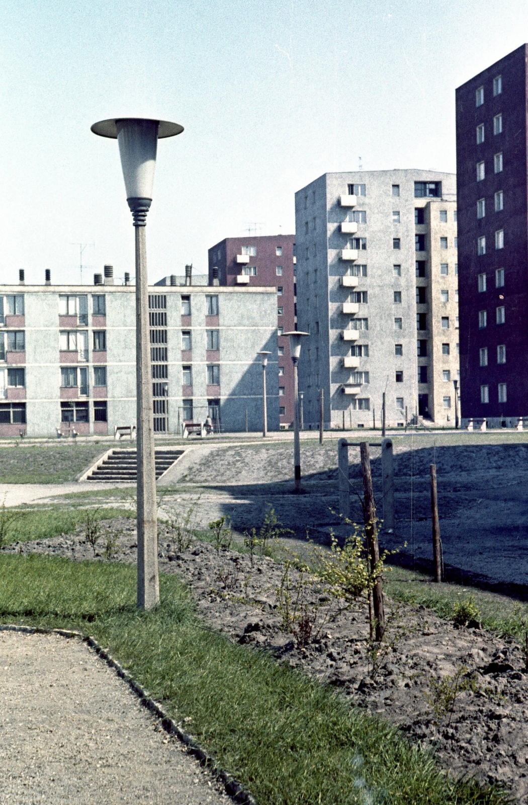 Magyarország, Budapest IX., József Attila lakótelep, a Dési Huber utca toronyházai a Pöttyös utca 10. felől nézve., 1967, Herbály István, színes, park, lakótelep, lámpaoszlop, Budapest, Fortepan #58960