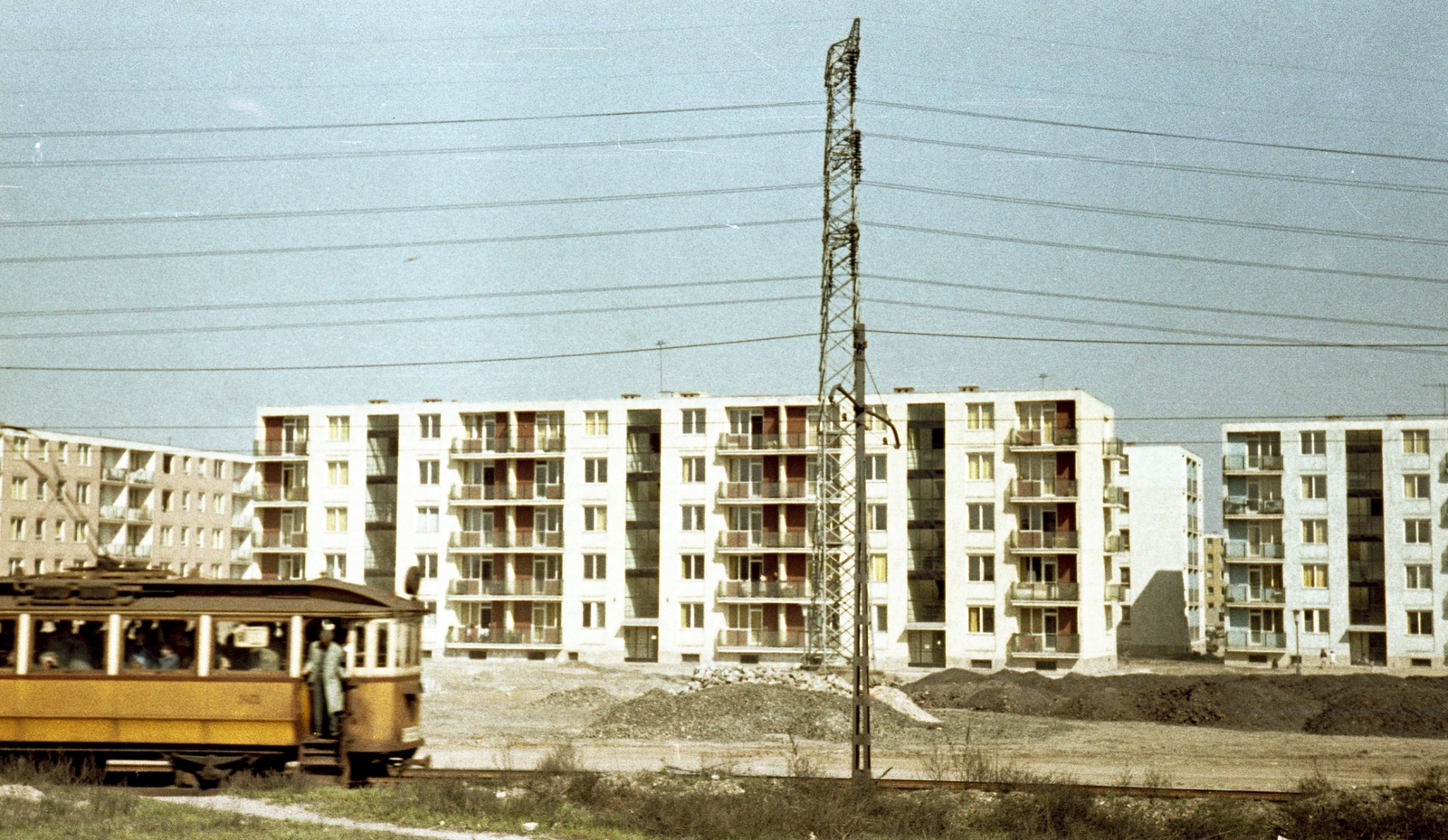 Magyarország, Budapest IX., József Attila lakótelep, Epreserdő utca., 1967, Herbály István, színes, lakótelep, villamos, villanyoszlop, távvezeték, felsővezeték, Budapest, Fortepan #58962