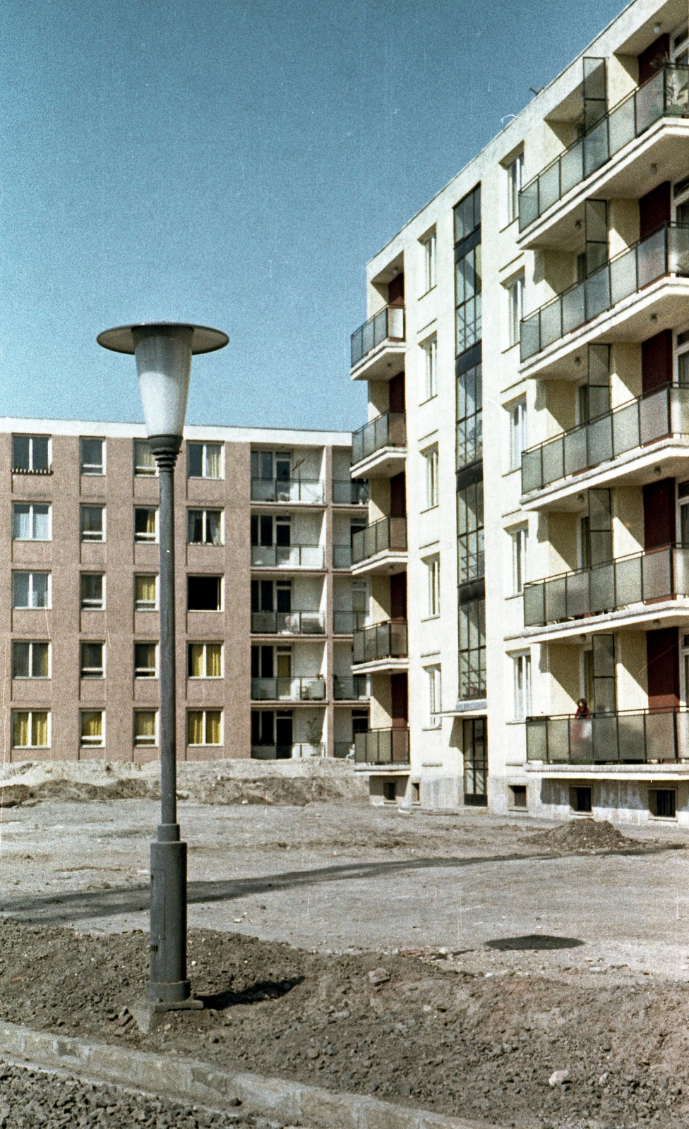 Magyarország, Budapest IX., József Attila lakótelep, jobbra az Epreserdő utca 24., szemben a Csengettyű utca 1., 1967, Herbály István, színes, lakótelep, lámpaoszlop, Budapest, Fortepan #58963