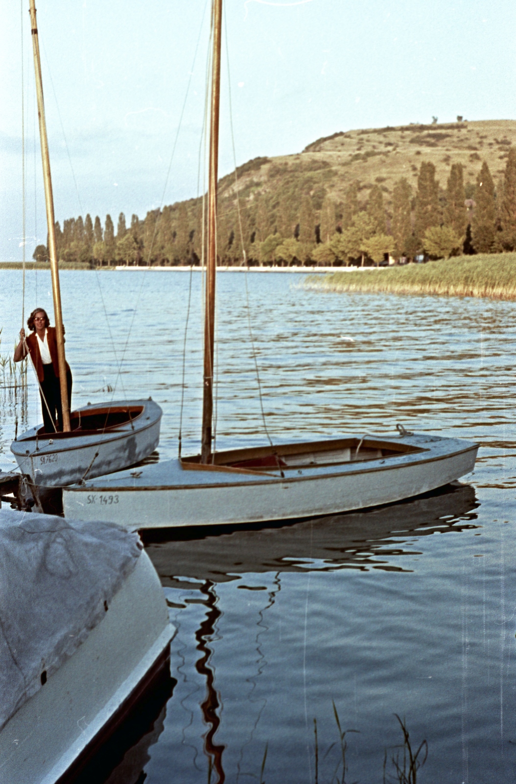 Hungary,Lake Balaton, Tihany, Füredi öböl az Aszófői-sarok-nál, háttérben a Lepke sor., 1967, Herbály István, sailboat, Fortepan #58965