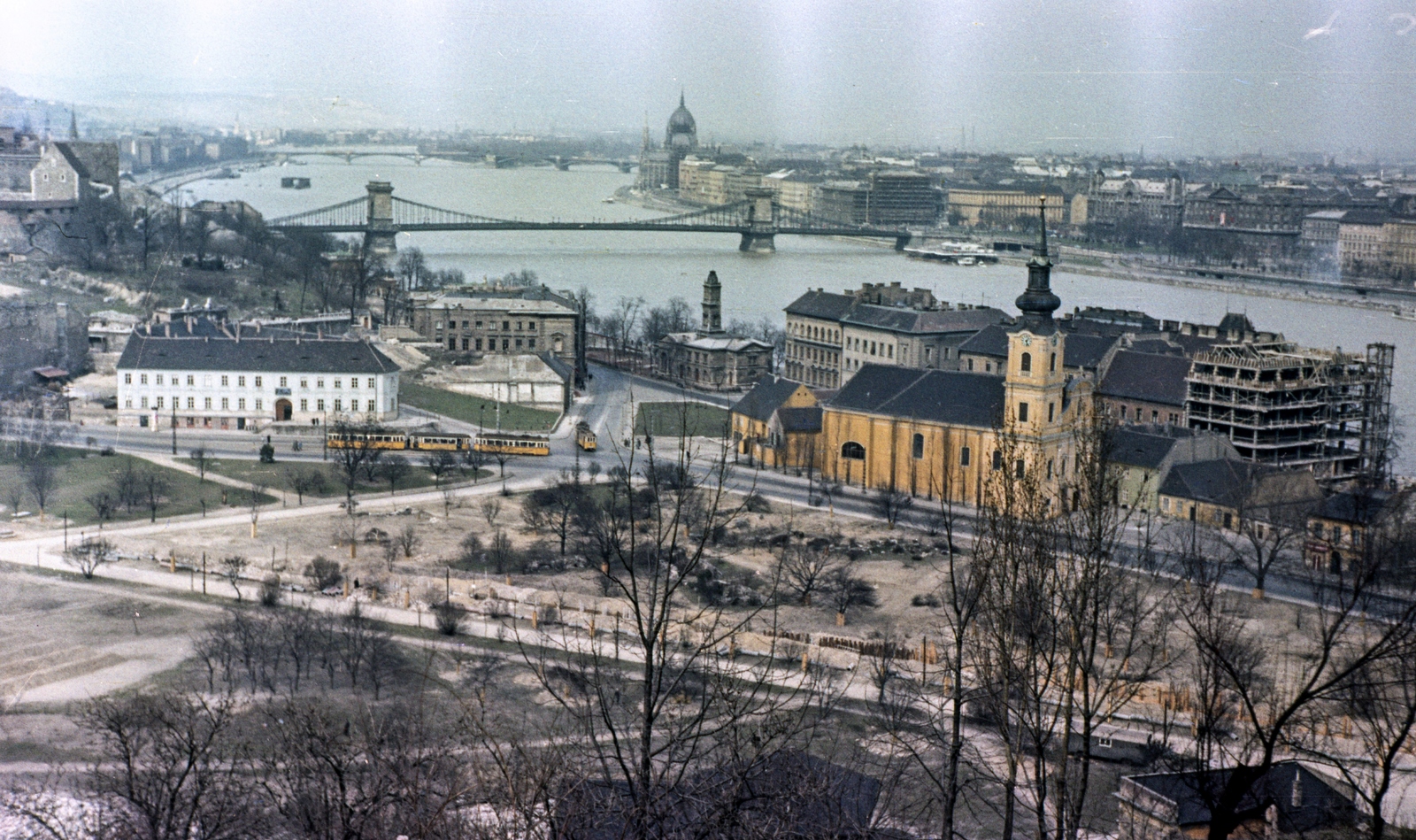 Magyarország, Budapest I., kilátás a Gellérthegyről a Döbrentei tér és a Széchenyi Lánchíd felé., 1962, Herbály István, színes, építkezés, villamos, Duna, Ganz-márka, Budapest, függőhíd, William Tierney Clark-terv, Fortepan #58977