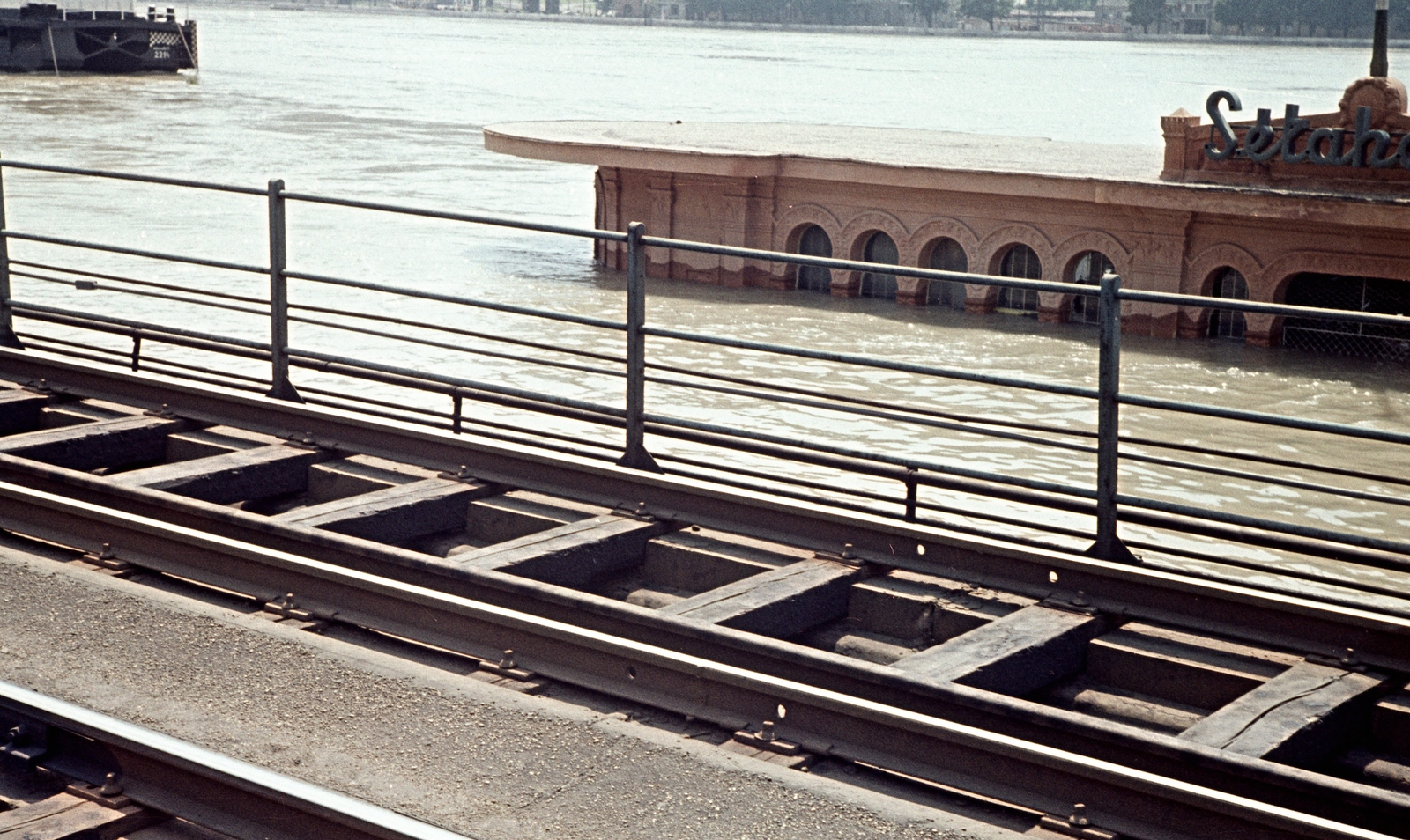Hungary, Budapest V., pesti alsó rakpart, Vigadó téri hajóállomás árvíz idején., 1965, Herbály István, flood, Budapest, Fortepan #58981