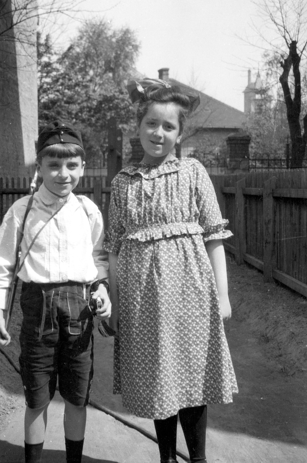 Hungary, Budapest VIII., Reguly Antal (Család) utca 21. udvara., 1917, Hentaller Eszter, Urai Dezső, yard, lath fence, boy, girl, double portrait, Budapest, Fortepan #59040