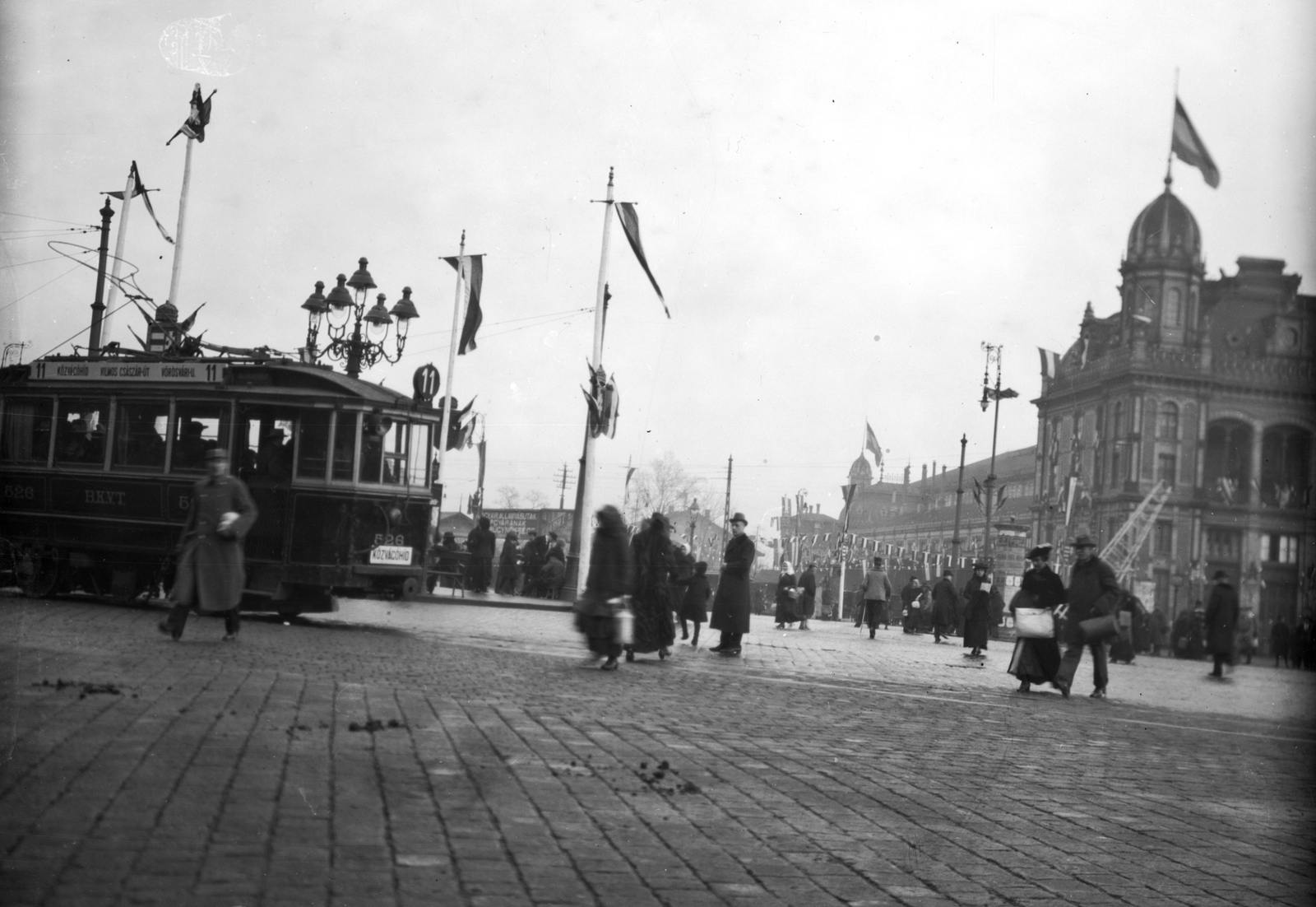 Hungary, Budapest VI., Nyugati (Berlini) tér., 1916, Németh Tamás, Urai Dezső, flag, street view, genre painting, tram, lamp post, crest, cobblestones, train station, flag pole, Budapest, Gustave Eiffel-design, public transport line number, Fortepan #59061