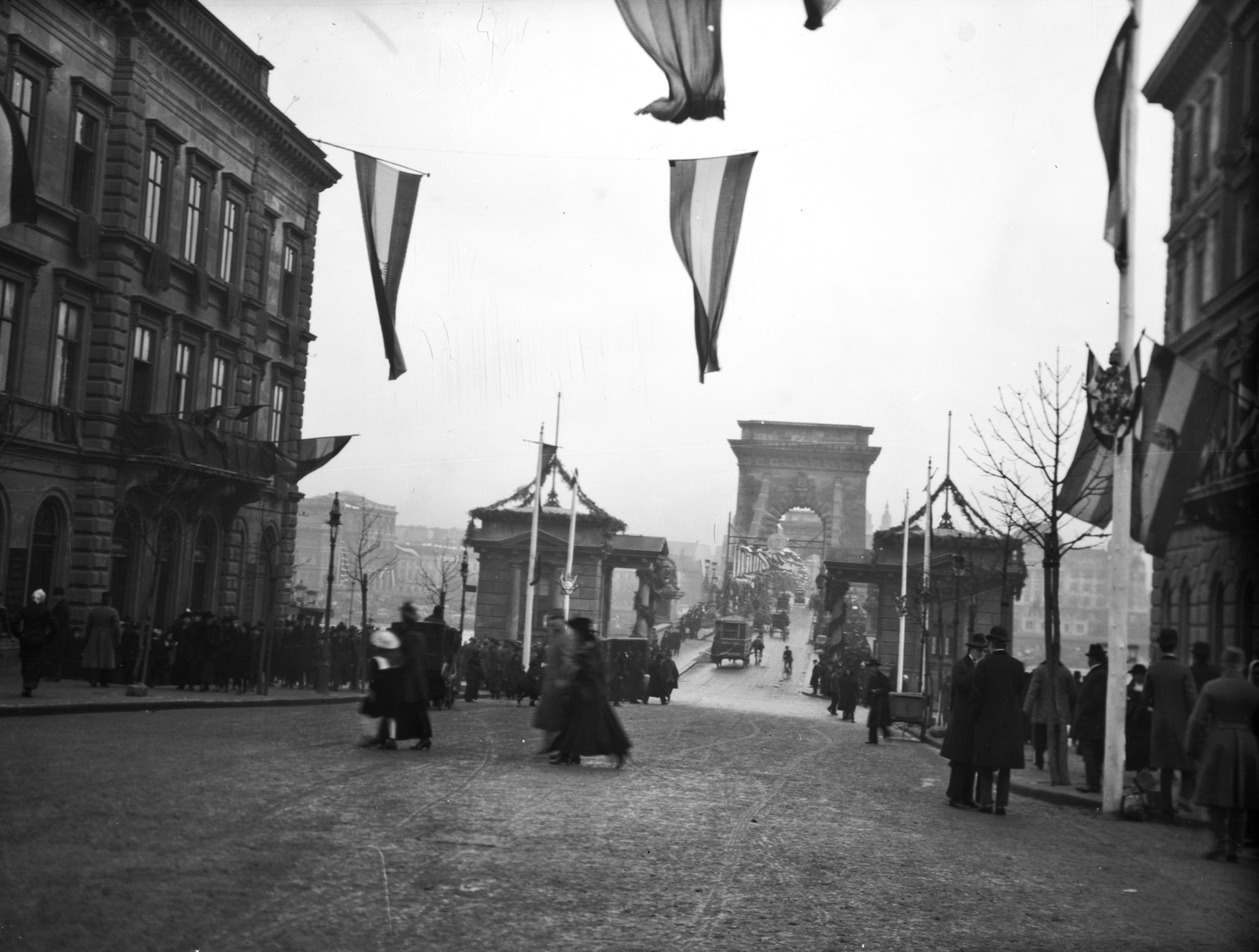 Hungary, Budapest I., Clark Ádám tér a Széchenyi Lánchíd felé nézve., 1916, Németh Tamás, Urai Dezső, flag, pedestrian, coach, crest, flag pole, Budapest, suspension bridge, bunting, William Tierney Clark-design, Fortepan #59062