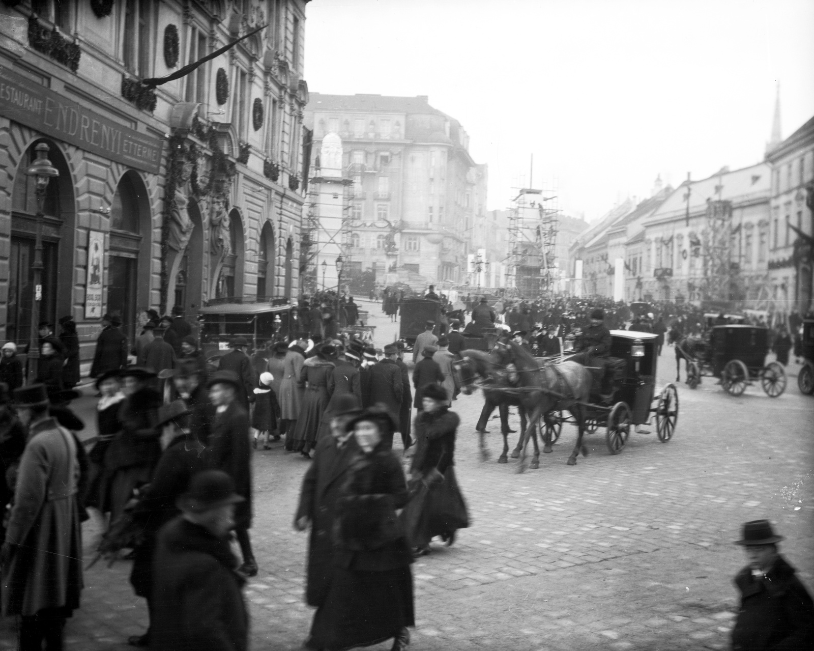 Hungary, Budapest I., Dísz tér., 1916, Németh Tamás, Urai Dezső, traffic, restaurant, sign-board, horse, street view, genre painting, coach, fiacre, automobile, cab-horse, Budapest, Fortepan #59064