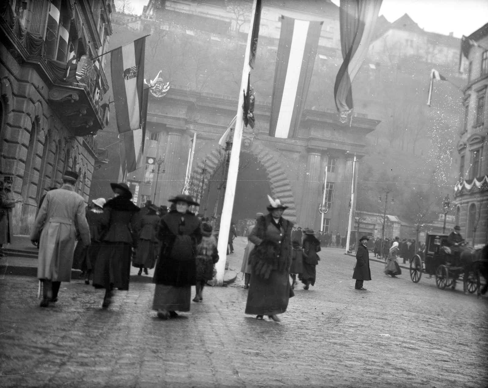 Magyarország, Budapest I., Clark Ádám tér és az Alagút a Széchenyi Lánchíd felől nézve., 1916, Németh Tamás, Urai Dezső, zászló, járókelő, fogat, alagút, címer, zászlórúd, Budapest, zászlódísz, Fortepan #59066