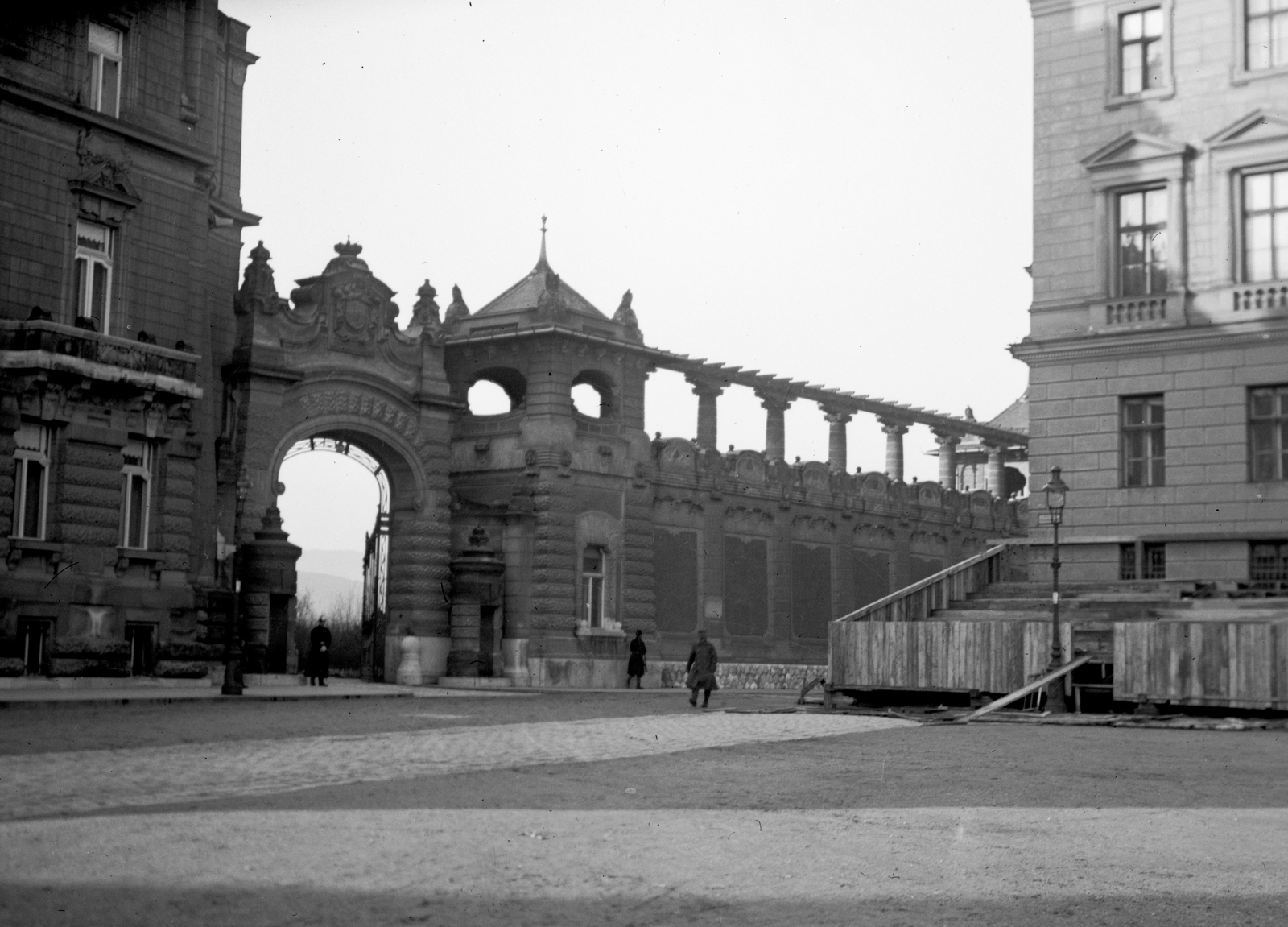 Magyarország, budai Vár, Budapest I., Szent György tér a IV. Károly koronázásának idejére épített ideiglenes tribünnel. Balra a József főhercegi palota, jobbra a Honvédelmi Minisztérium., 1916, Németh Tamás, Urai Dezső, Budapest, Fortepan #59074