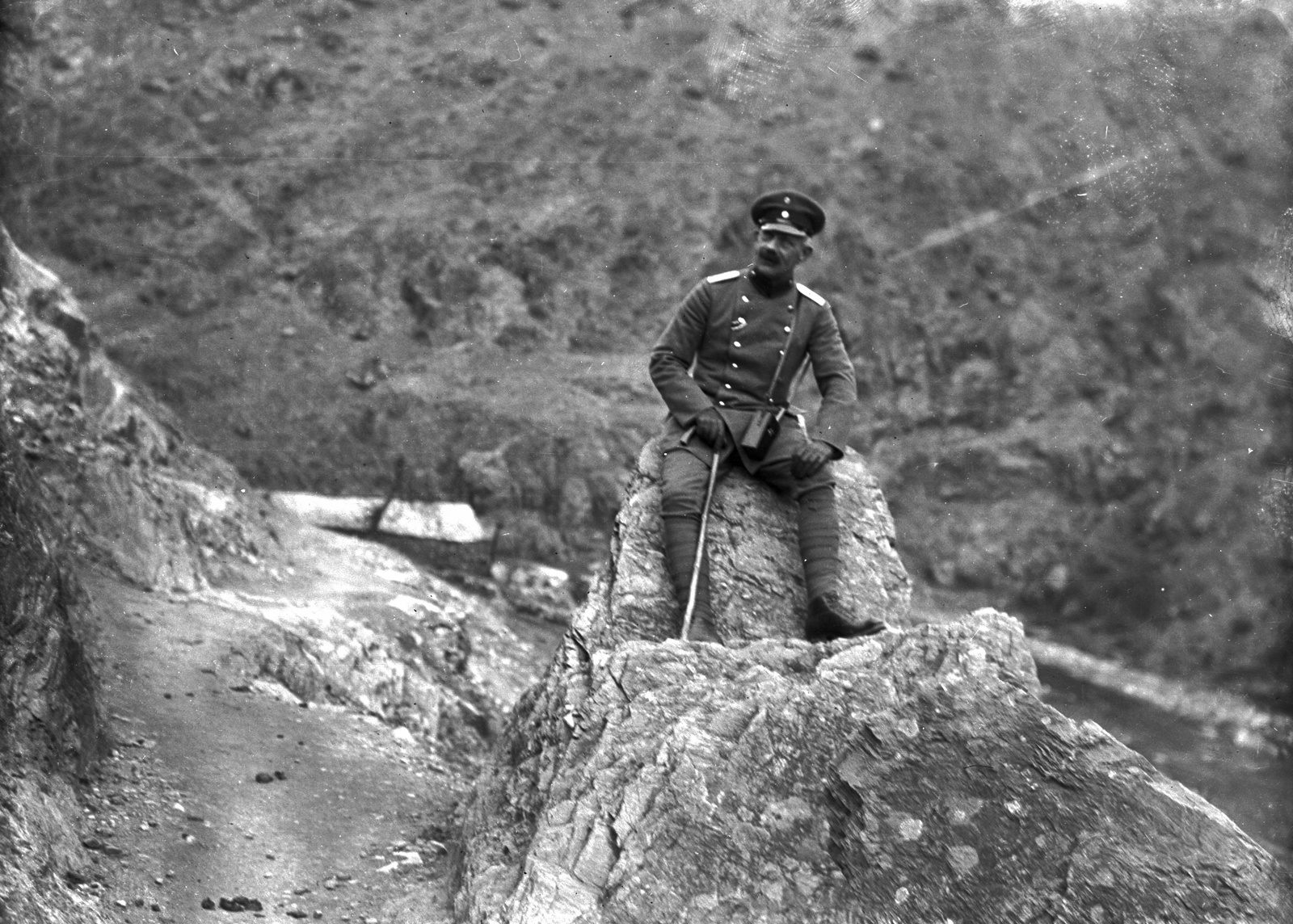 1915, Németh Tamás, Urai Dezső, First World War, sitting on a rock, Fortepan #59144