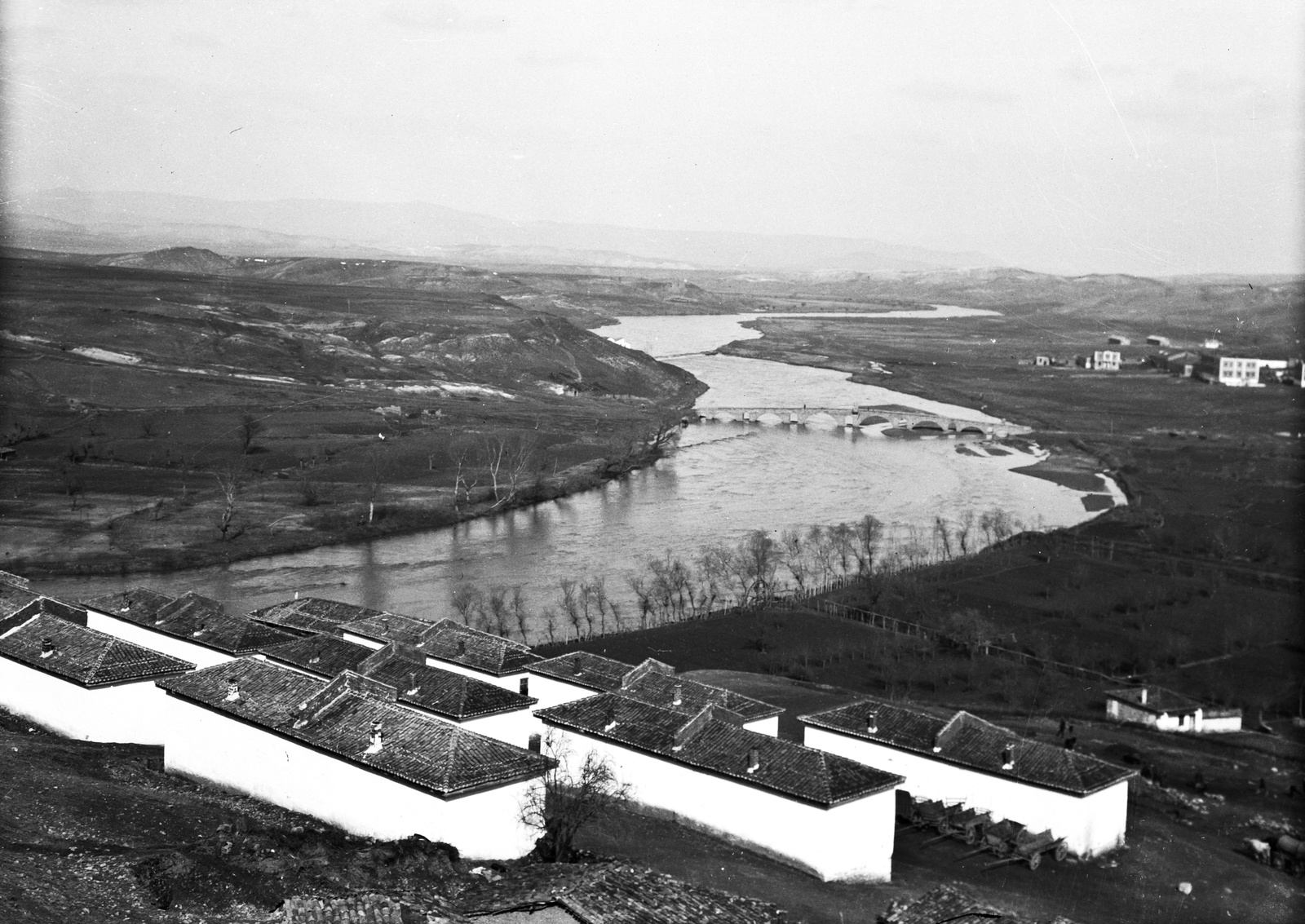 Albania, Elbasan, távolban a Kurt Pasha kőhíd a Shkumbin folyó felett., 1915, Németh Tamás, Urai Dezső, stone bridge, Fortepan #59152