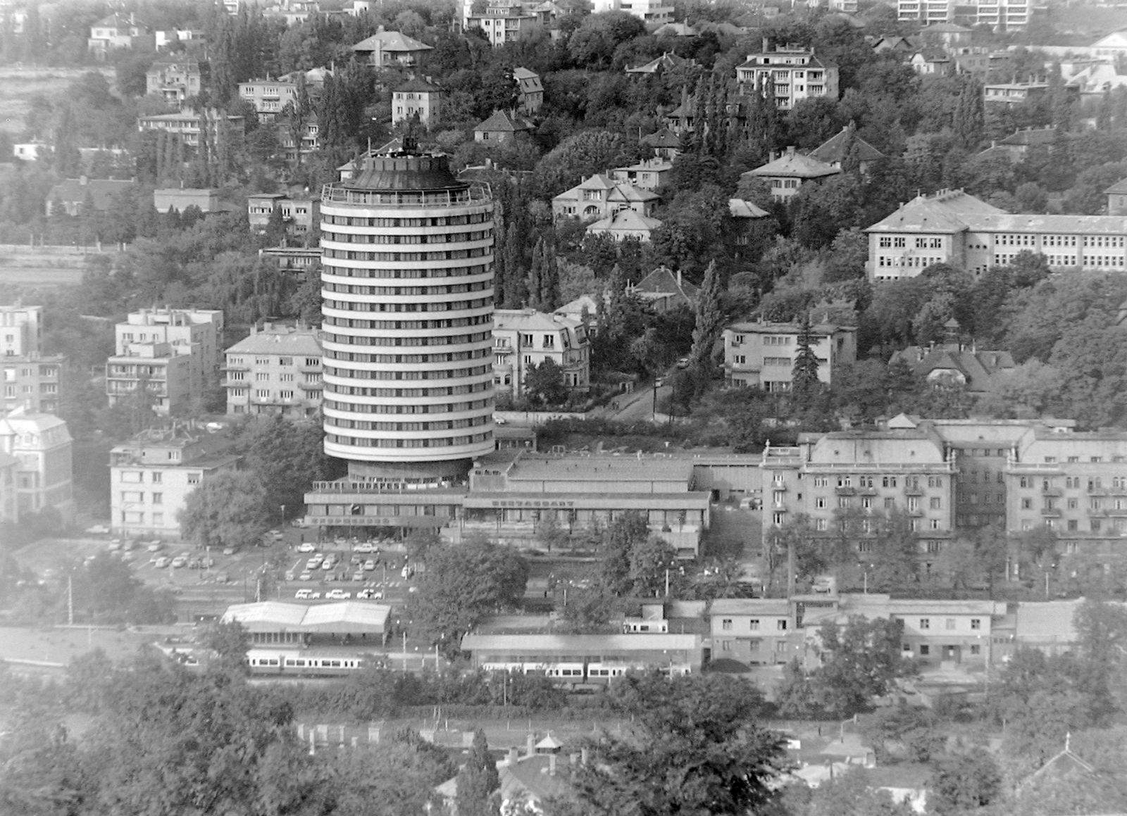 Magyarország, Budapest XII.,Budapest II., kilátás a Szilágyi Erzsébet fasor, a Fogaskerekű végállomása és Budapest körszálló felé., 1980, Fortepan, vasút, szálloda, látkép, magasház, fogaskerekű vasút, Budapest, Szrogh György-terv, Fortepan #5916