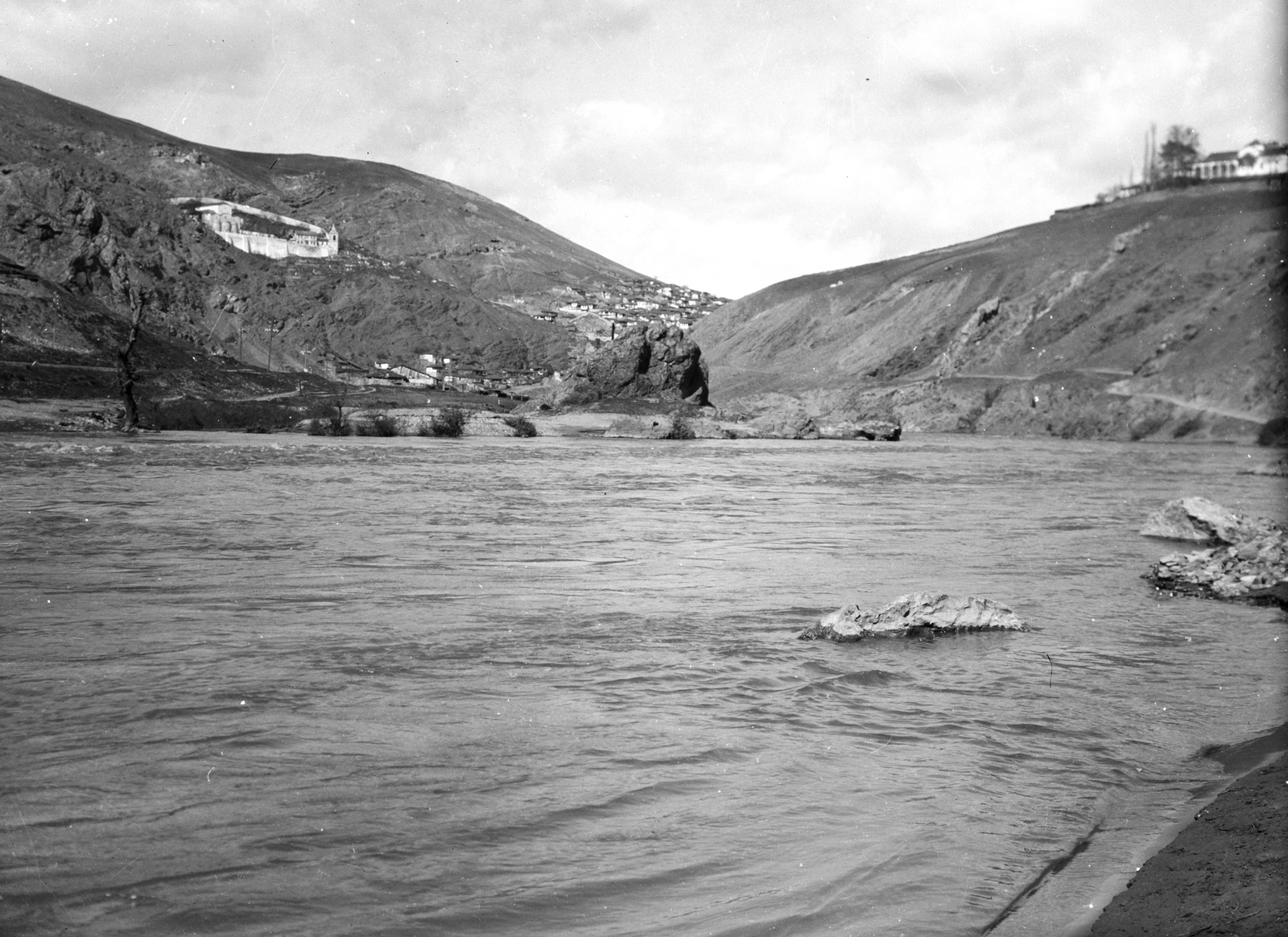 Veles, Vardar folyó, balra fent a hegyen a Szent Pantaleon templom., 1915, Németh Tamás, Urai Dezső, monastery, Fortepan #59172