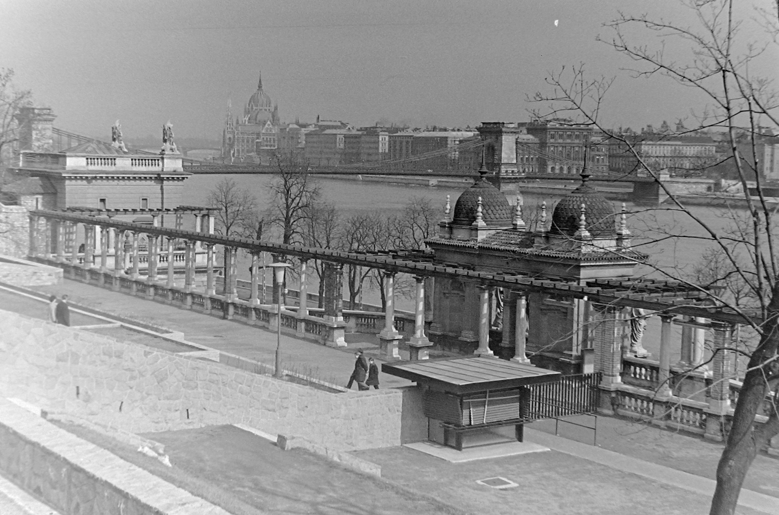 Hungary, Budapest I., Várkert Bazár, háttérben a Széchenyi Lánchíd és a Parlament., 1969, Fortepan, parliament, Danube, Budapest, suspension bridge, William Tierney Clark-design, Fortepan #5922