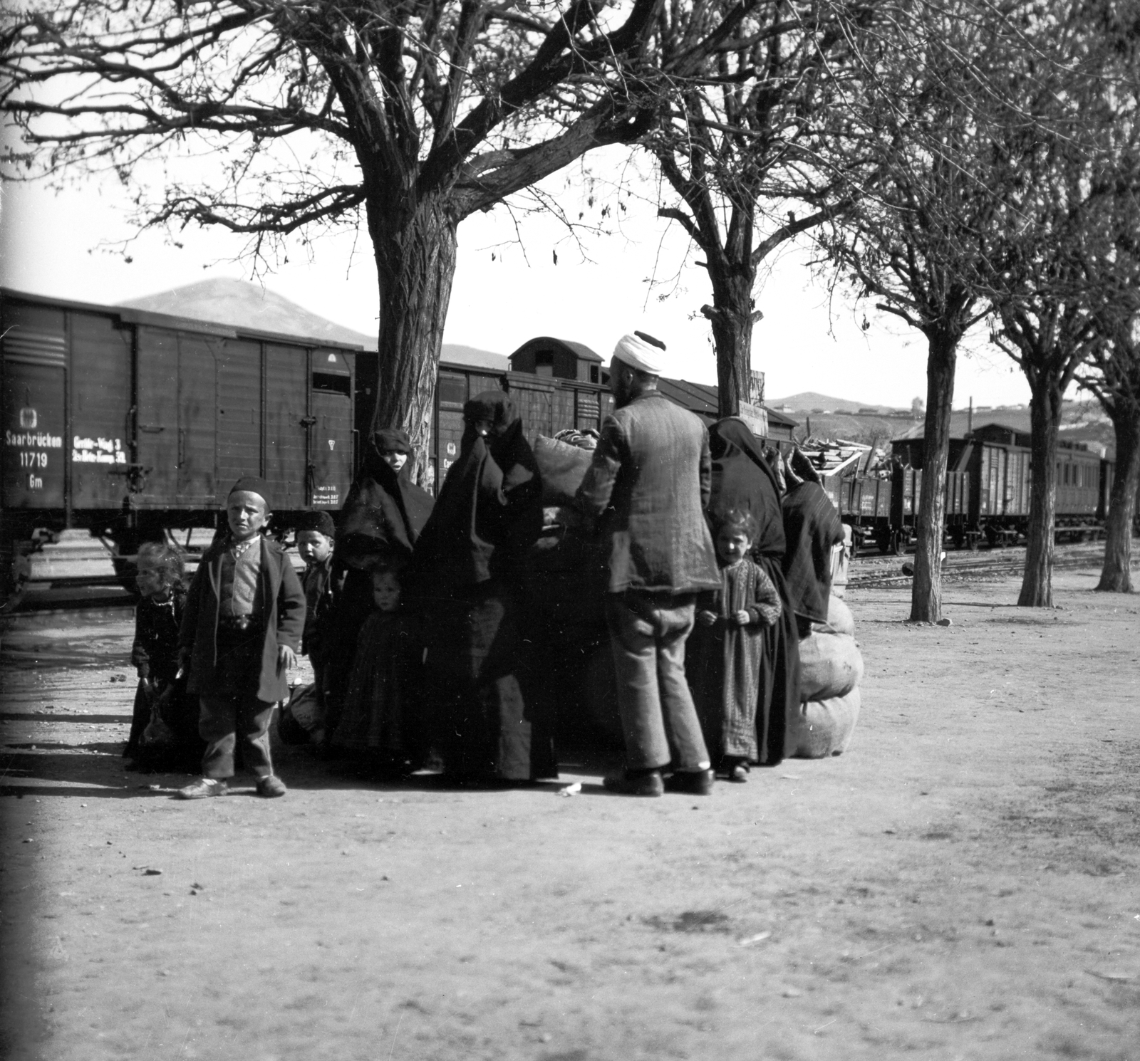 Veles, vasútállomás., 1915, Németh Tamás, Urai Dezső, First World War, family, burqa, Fortepan #59236
