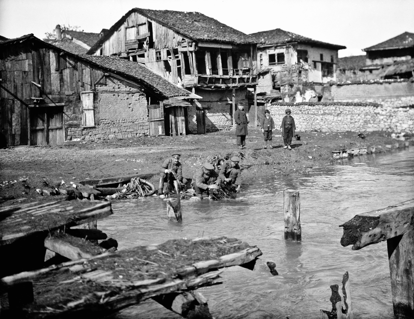 1915, Németh Tamás, Urai Dezső, első világháború, hídroncs, folyópart, lószerszám, zsebredugott kéz, orosz katona, Fortepan #59261