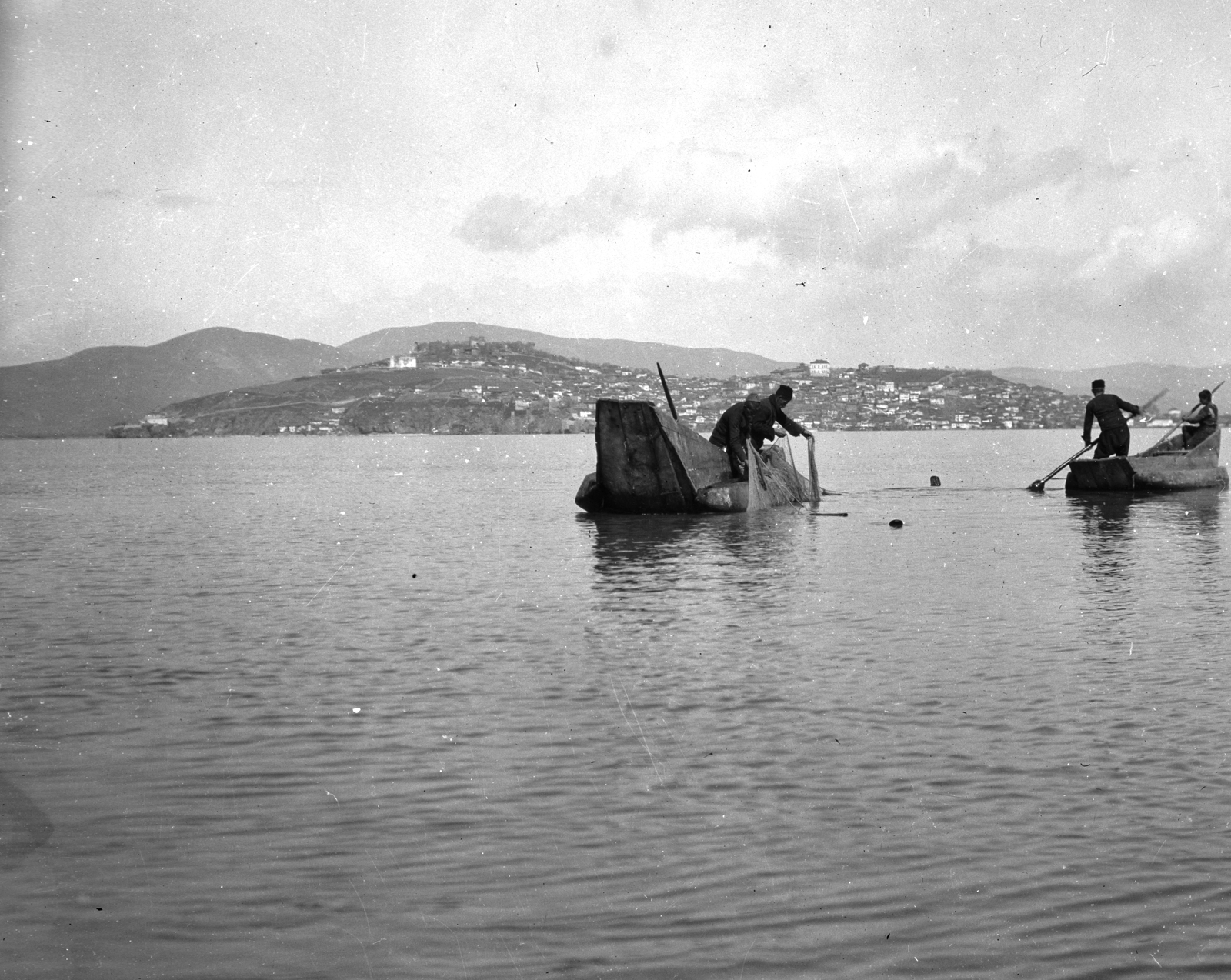 halászok a tavon Pestani falu előtt, a háttérben Ohrid városa., 1915, Németh Tamás, Urai Dezső, ship, lake, fishing, fishing net, Fortepan #59305