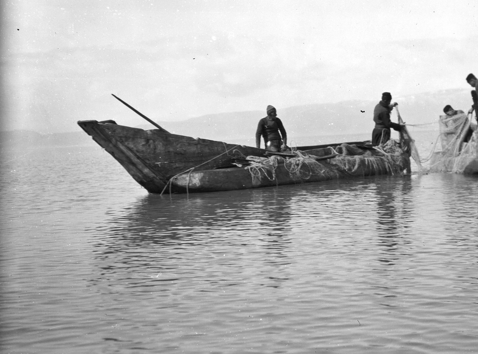 halászok a tavon Pestani falu előtt., 1915, Németh Tamás, Urai Dezső, ship, lake, fishing, fishing net, Fortepan #59306