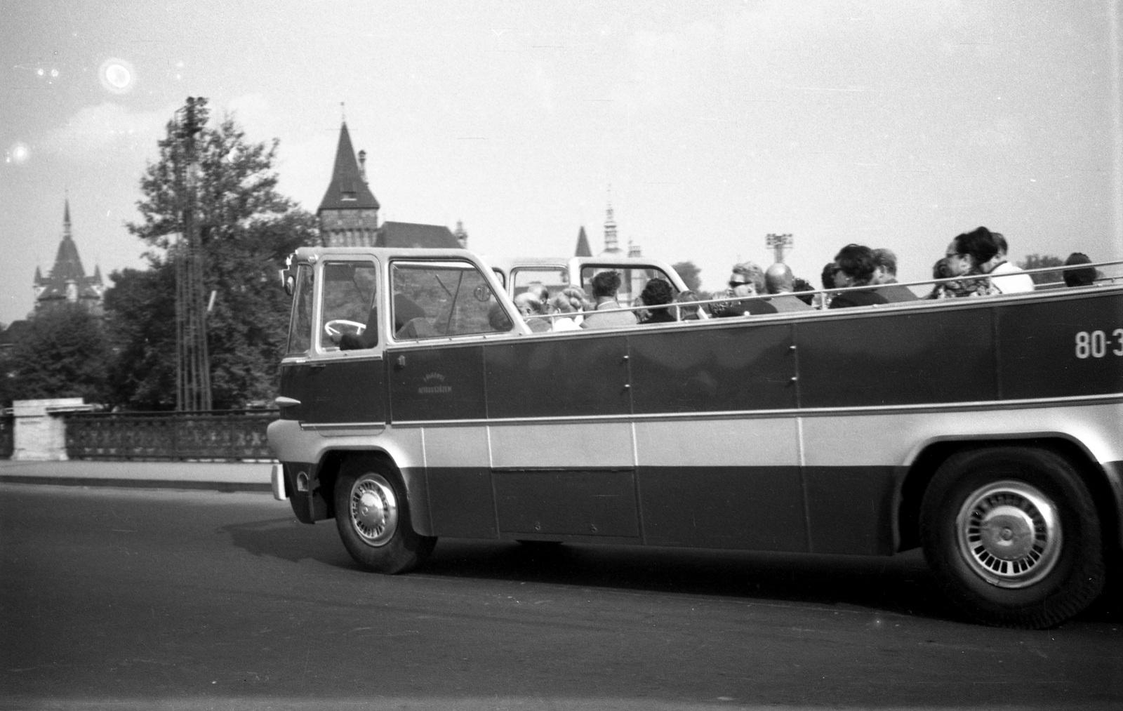 Hungary, Budapest XIV., Városligeti-tó feletti híd. Átalakított Ikarus 620 városnéző busz, háttérben a Vajdahunyad vára., 1965, Braun Antal, castle, bus, Hungarian brand, Ikarus-brand, Ignác Alpár-design, Ikarus 620, sightseeing, Capital Bus Works, eclectic architecture, Budapest, convertible, Fortepan #59401