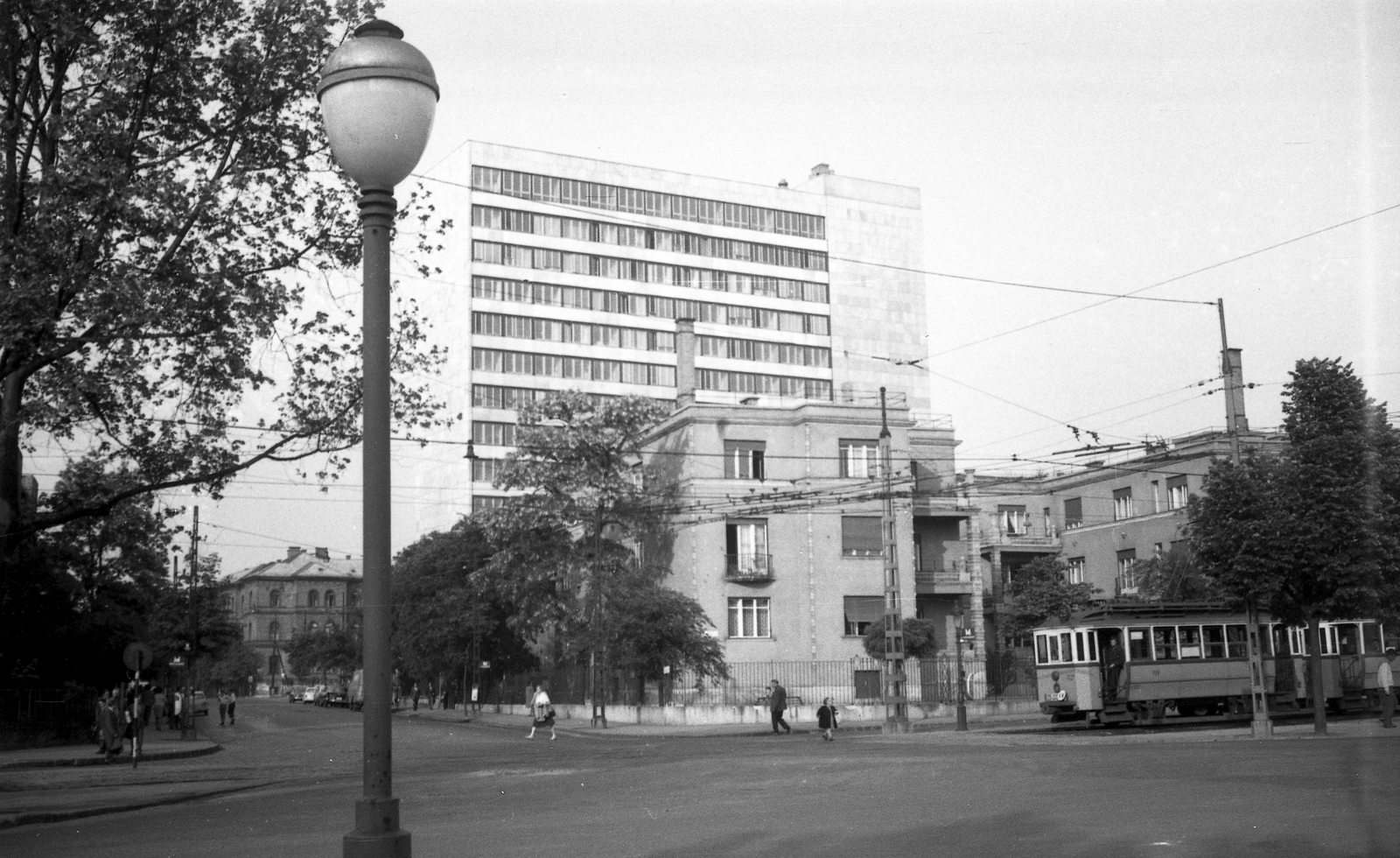 Hungary, Budapest XIV., Hermina (Május 1.) út - Erzsébet királyné útja kereszteződés., 1965, Braun Antal, intersection, tram, lamp post, tram stop, public lighting, cornerhouse, catenary wire, Budapest, Fortepan #59407