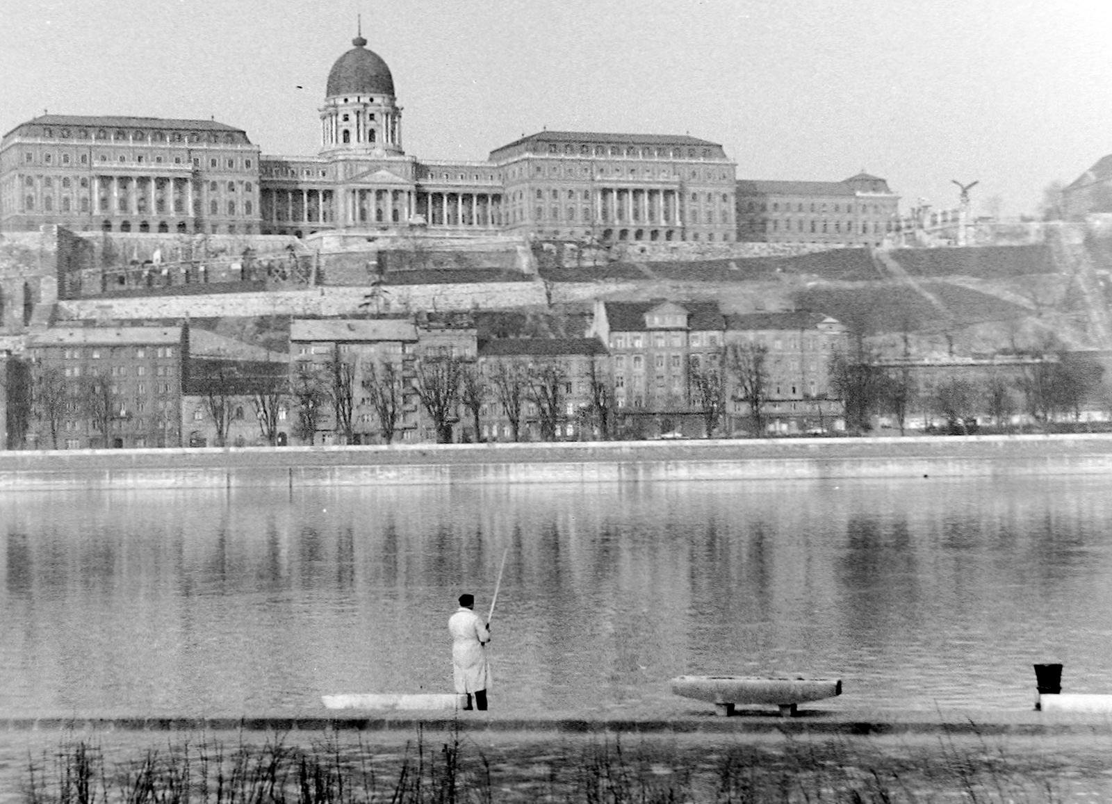 Hungary, Budapest, a budai Vár a pesti rakpartról., 1973, Fortepan, fishing, picture, Fortepan #5941