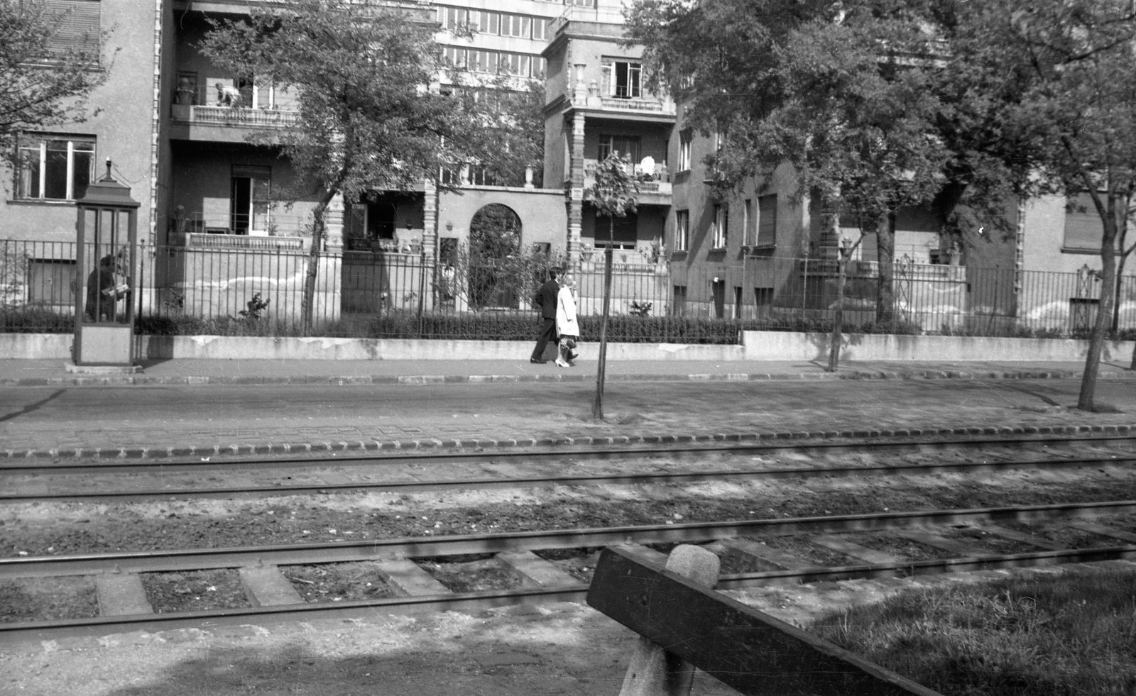 Hungary, Budapest XIV., Hermina (Május 1.) út 37., 1967, Braun Antal, phone booth, rails, Budapest, Fortepan #59418