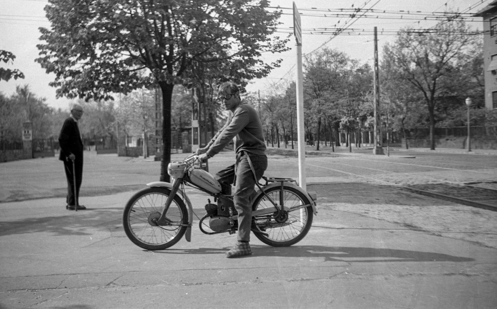 Hungary, Budapest XIV., Erzsébet királyné útja - Hermina (Május 1.) út sarok., 1967, Braun Antal, motorcycle, boy, scooter, walking cane, Budapest, Fortepan #59419