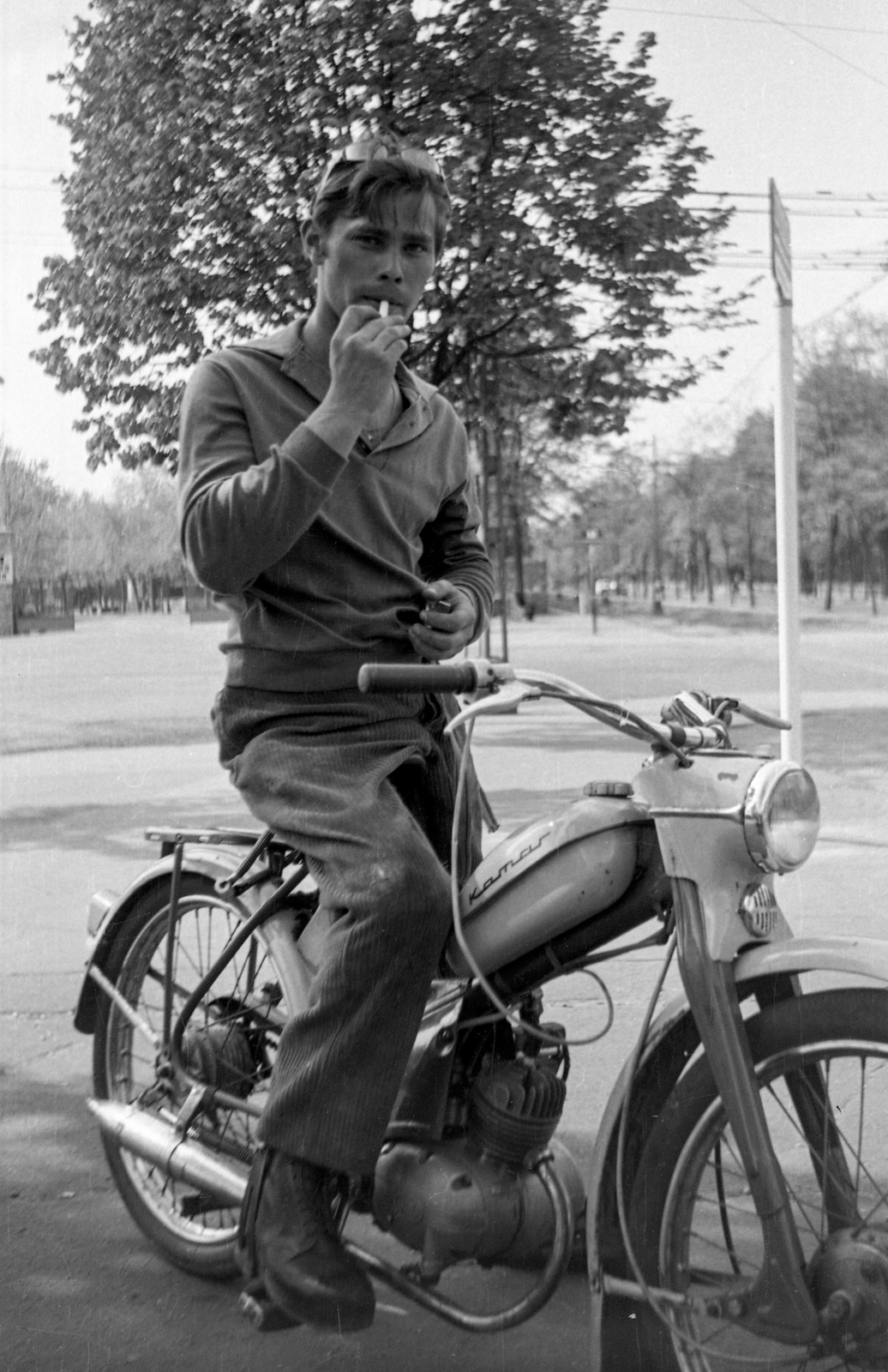 Hungary, Budapest XIV., Erzsébet királyné útja - Hermina (Május 1.) út sarok., 1967, Braun Antal, motorcycle, boy, scooter, Budapest, Fortepan #59420