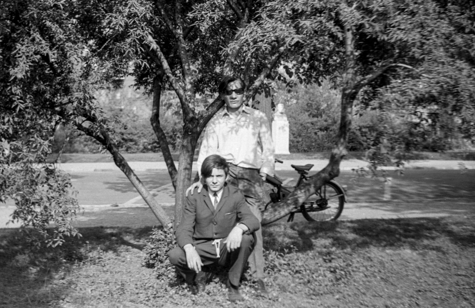 Hungary, Budapest XIV., Városligeti körút a Közlekedési Múzeumnál., 1967, Braun Antal, Budapest, squatting, arms around shoulders, Fortepan #59423