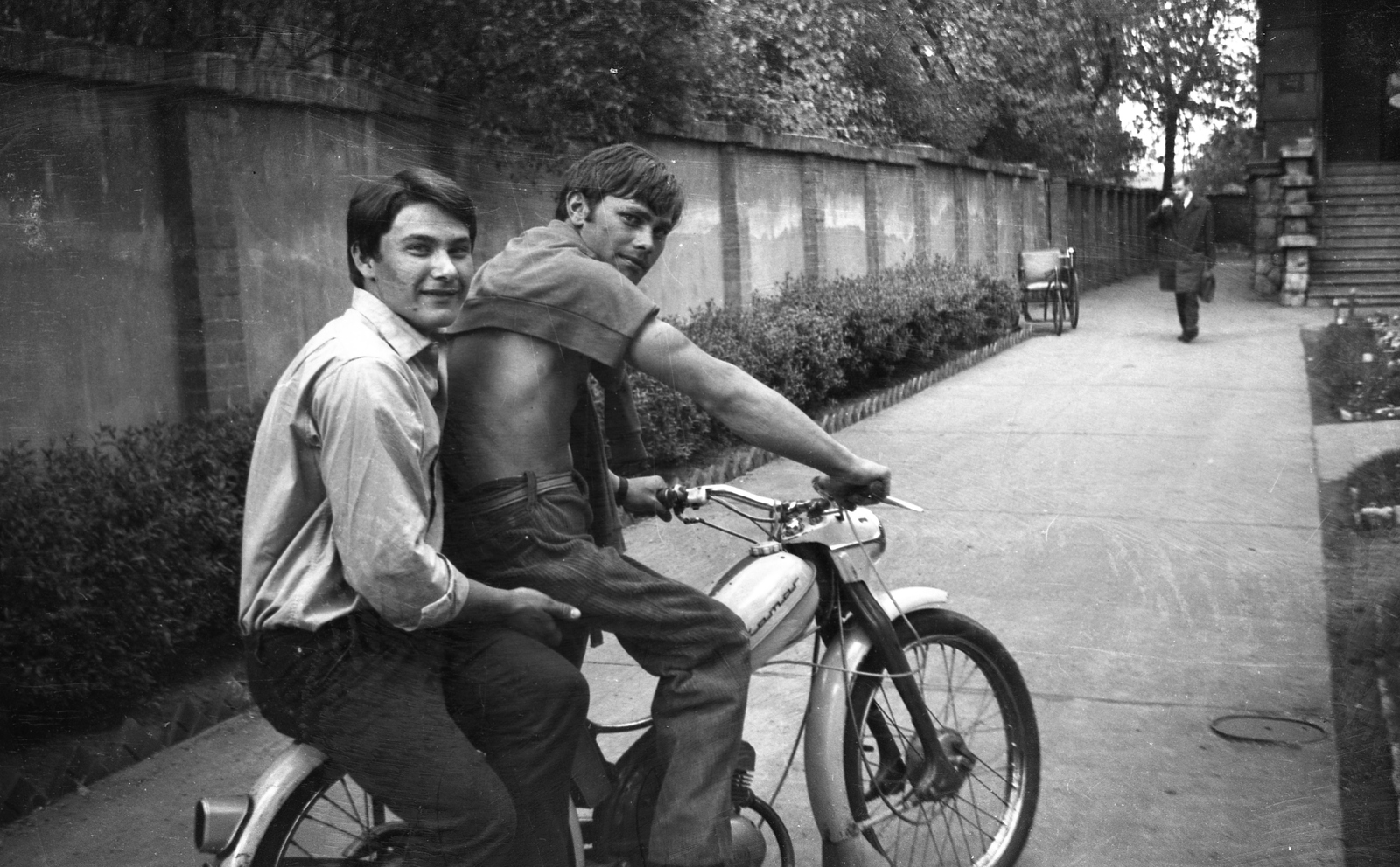 Hungary, Budapest XIV., Hermina (Május 1.) út 45. Állami Szociális Otthon (később Mozgássérült Emberek Rehabilitációs Központja)., 1967, Braun Antal, motorcycle, invalid car, Budapest, Fortepan #59430