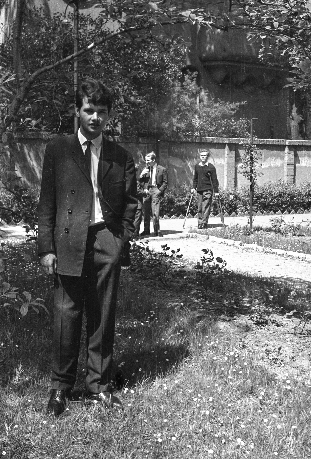Hungary, Budapest XIV., Hermina (Május 1.) út 45. Állami Szociális Otthon (később Mozgássérült Emberek Rehabilitációs Központja)., 1967, Braun Antal, boy, disabled, suit, Budapest, double-breasted coat, Fortepan #59432