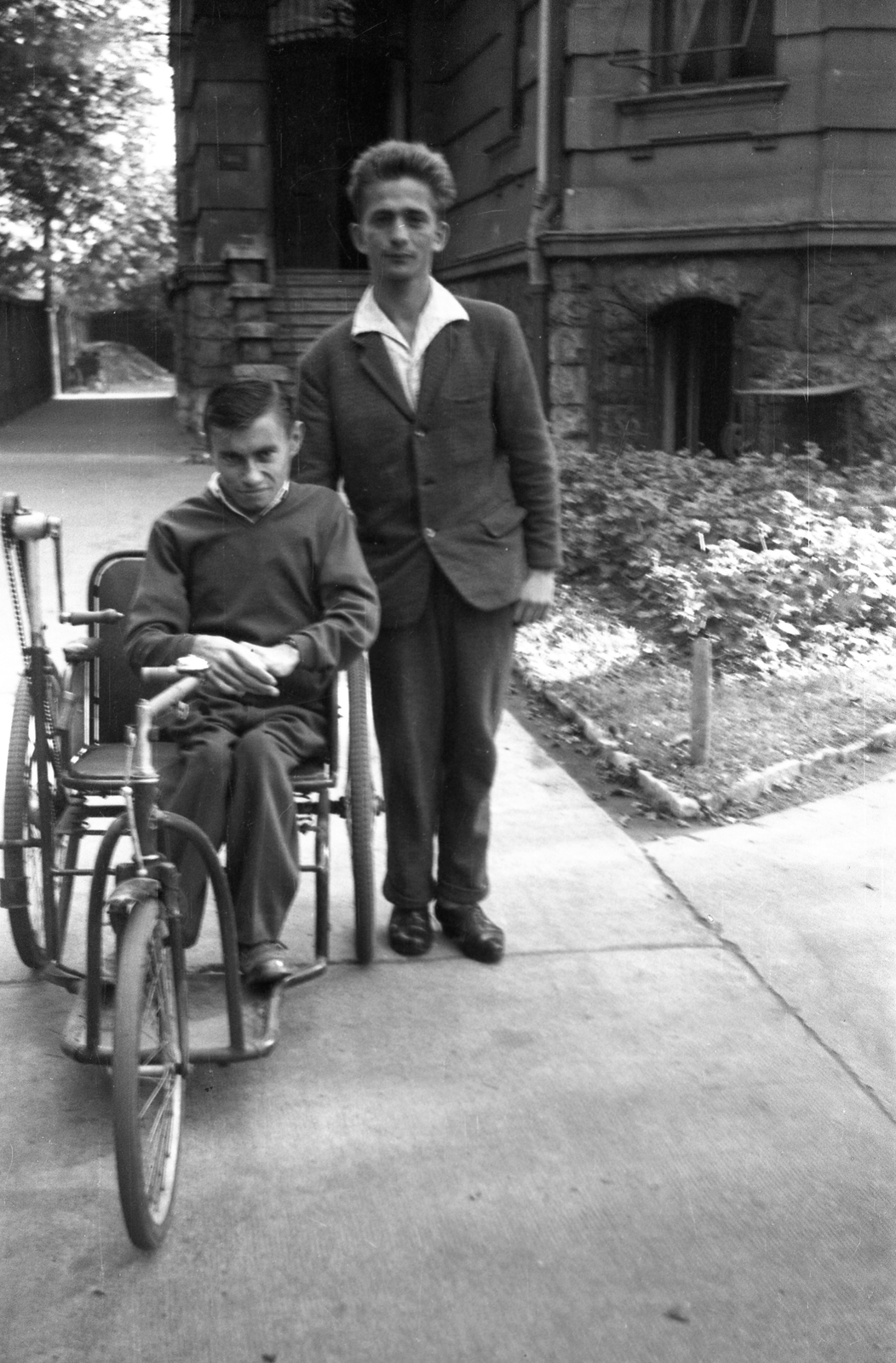 Hungary, Budapest XIV., Hermina (Május 1.) út 45. Állami Szociális Otthon (később Mozgássérült Emberek Rehabilitációs Központja)., 1967, Braun Antal, invalid car, disabled, Budapest, Fortepan #59435