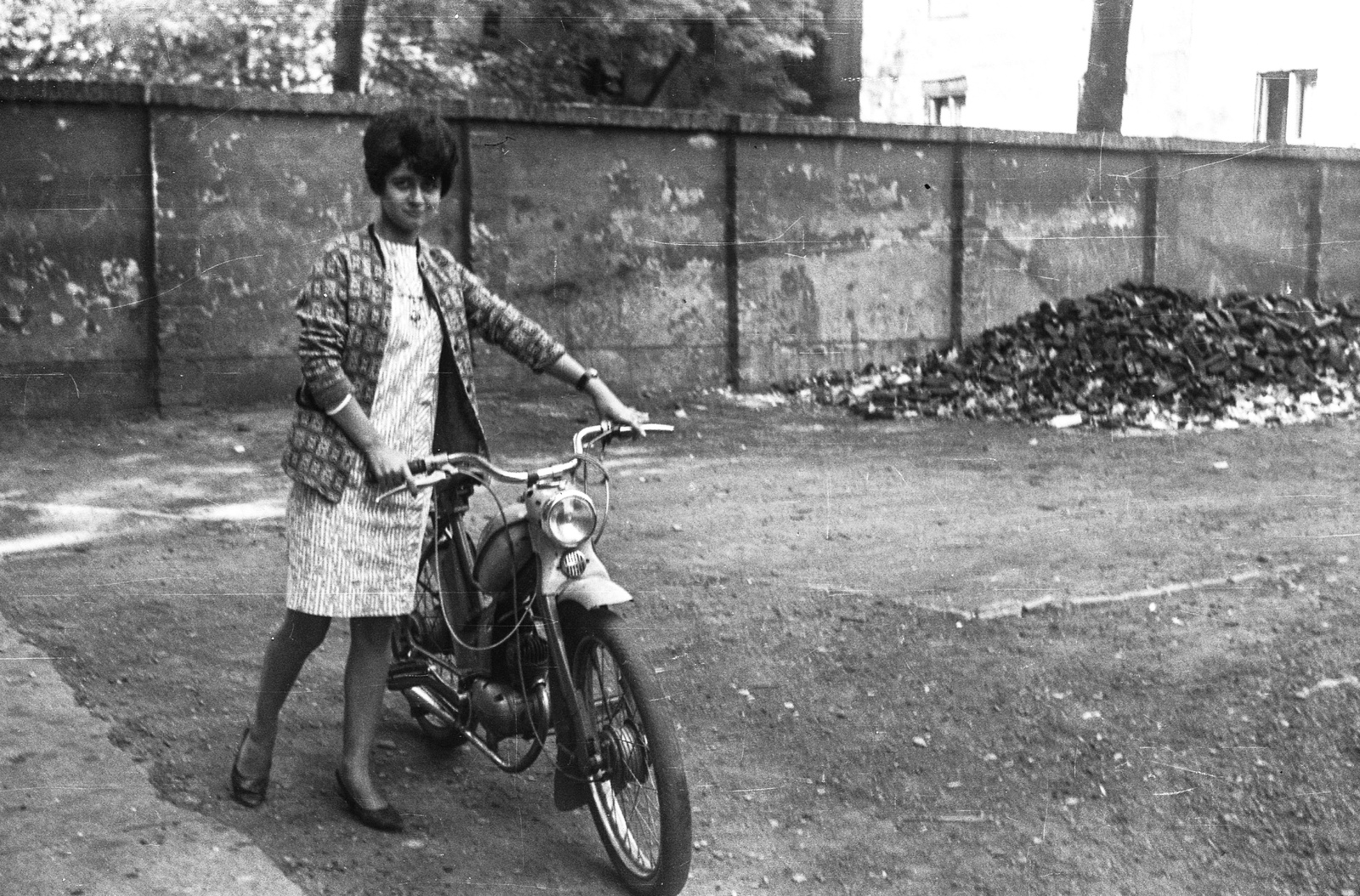 Hungary, Budapest XIV., Hermina (Május 1.) út 45. Állami Szociális Otthon (később Mozgássérült Emberek Rehabilitációs Központja)., 1967, Braun Antal, motorcycle, Budapest, Fortepan #59439